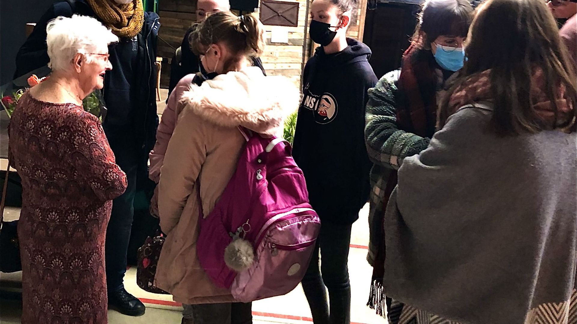 Après le discours, Lili rencontre les jeunes et leur demande de devenir "ses petits messagers".