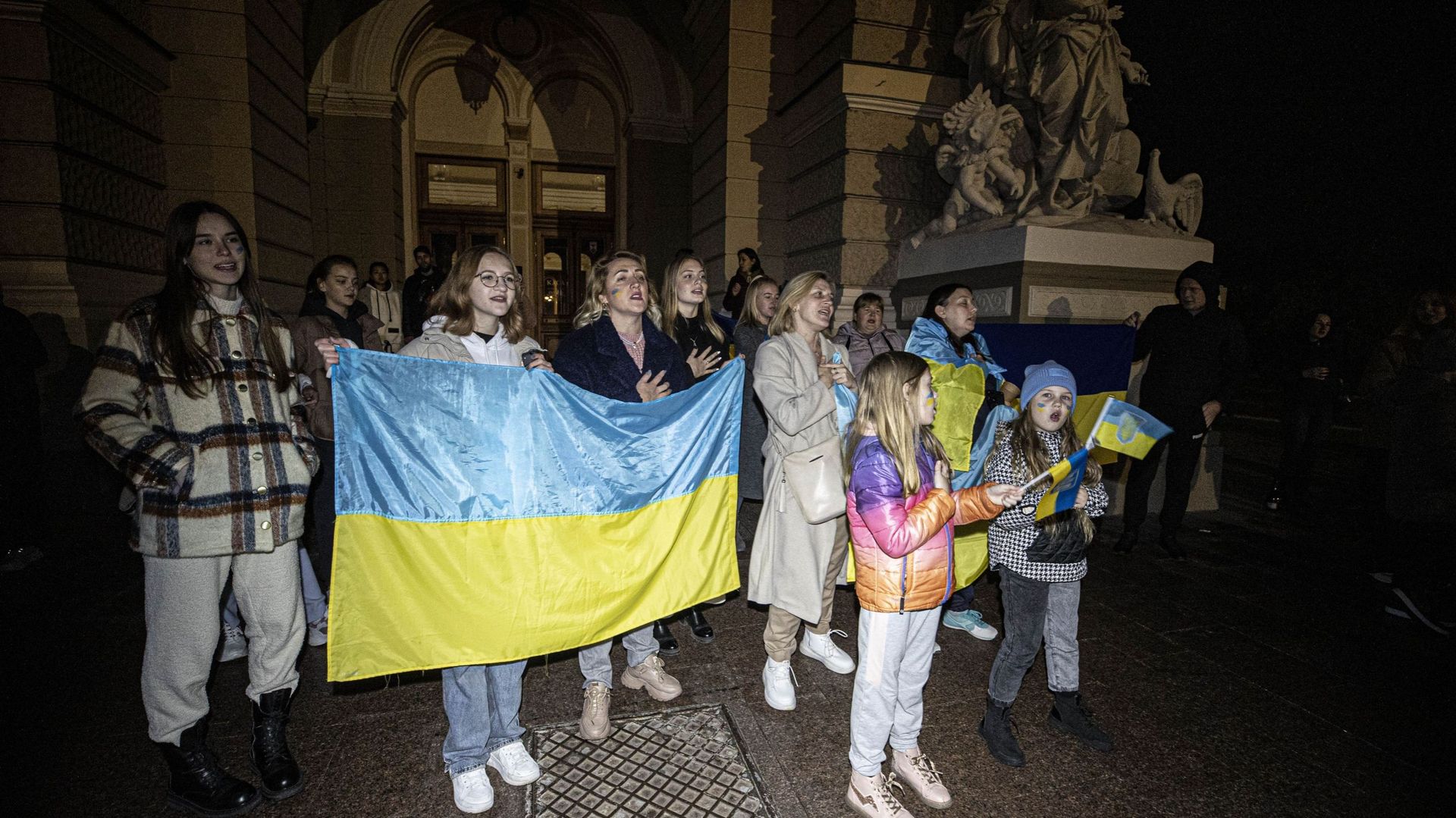 Des citoyens qui vivaient à Kherson et qui ont dû quitter la ville à cause de la guerre, se rassemblent à Odessa pour célébrer la retraite des forces russes de Kherson