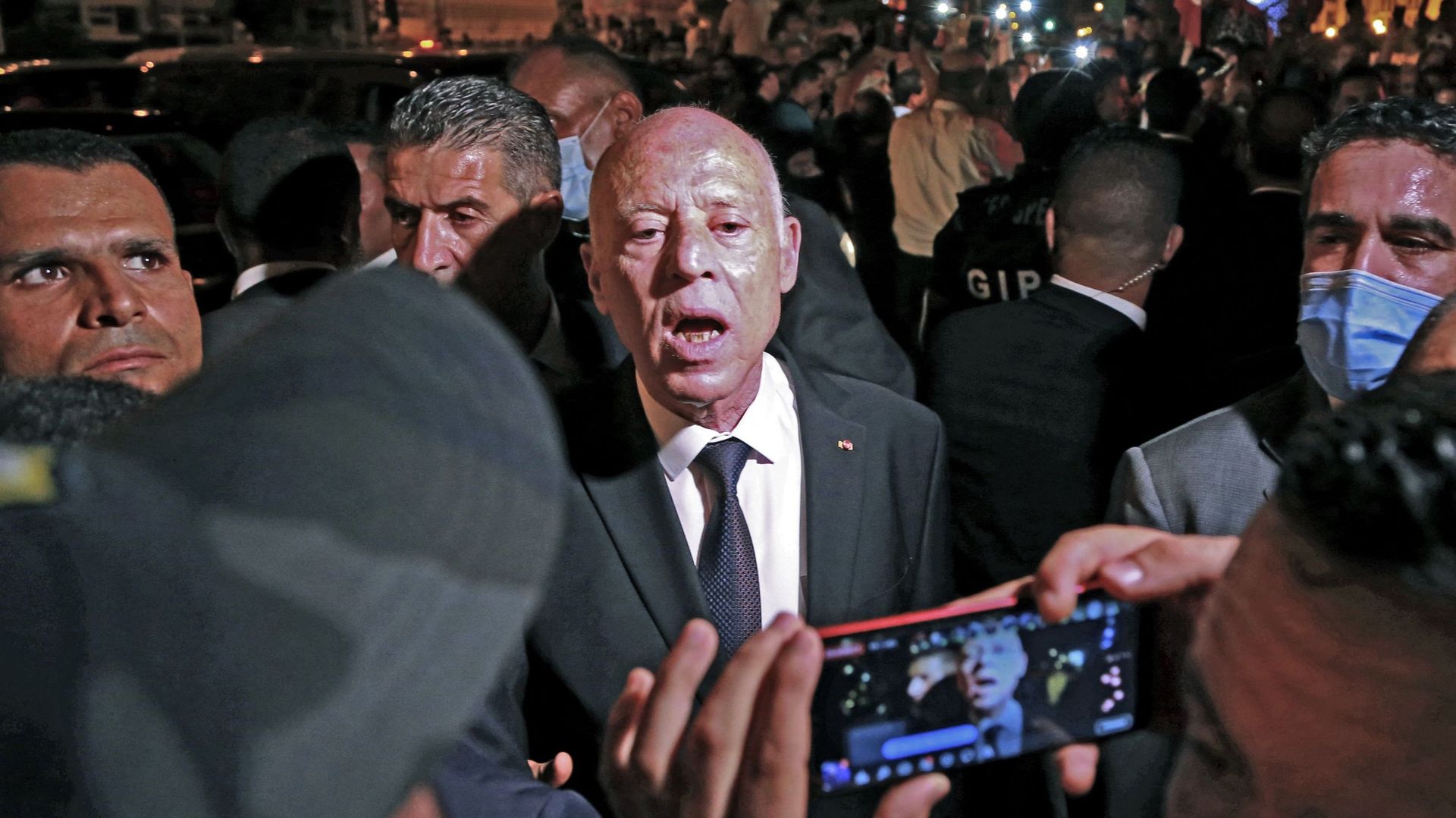 Le président Kais Saied avec ses supporters sur l'avenue Bourguiba à Tunis, le 26 juillet 