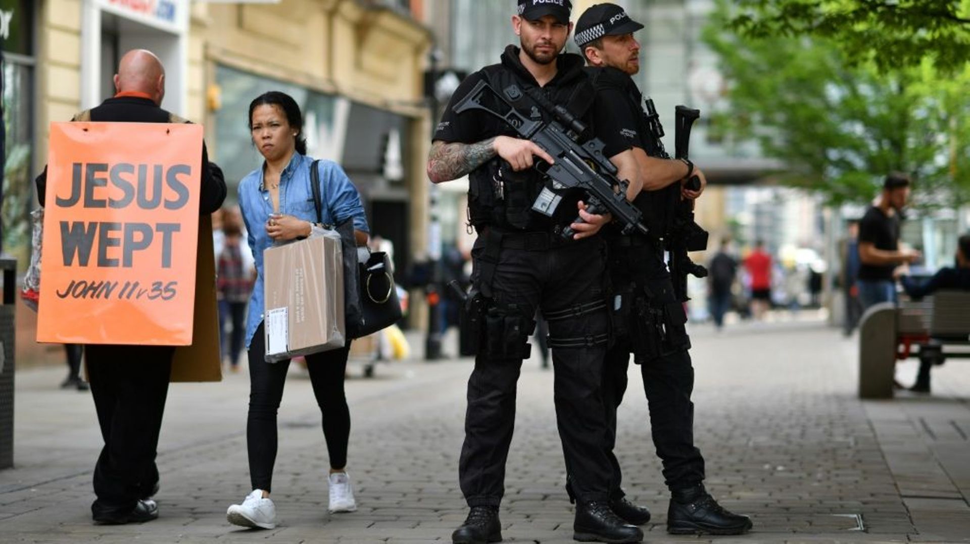 Des policiers armés dans une rue de Manchester, le 24 mai 2017