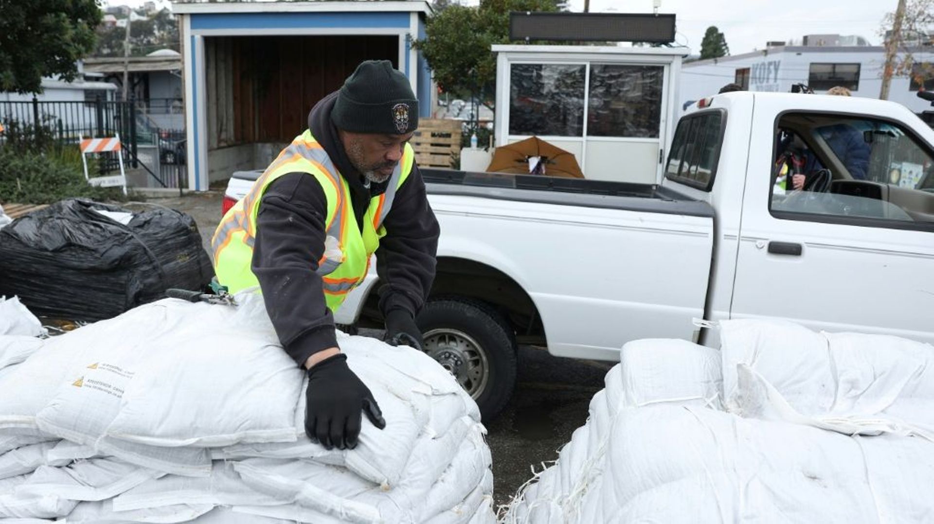 Un employé de la ville de San Francisco charge des sacs de sable, le 3 janvier 2023 avant l’arrivée d’une violente tempête en Californie.