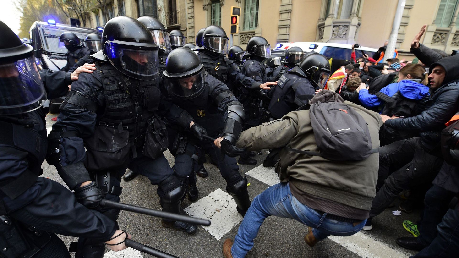 Crise en Catalogne: manifestations houleuses à Barcelone après l'arrestation de Puigdemont