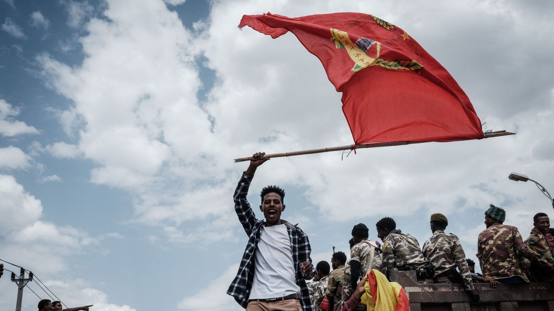 Un militant brandit un drapeau, après la reconquête de Mekele par le TPLF, en juin.