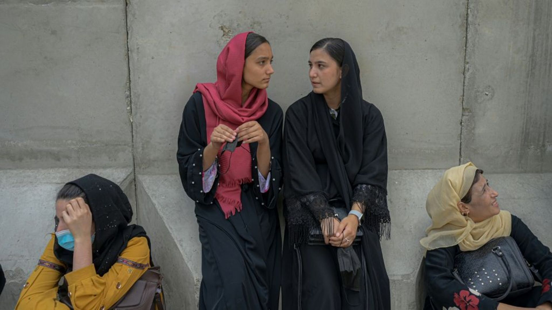 Des Afghanes attendent devant une banque, le 20 septembre 2021