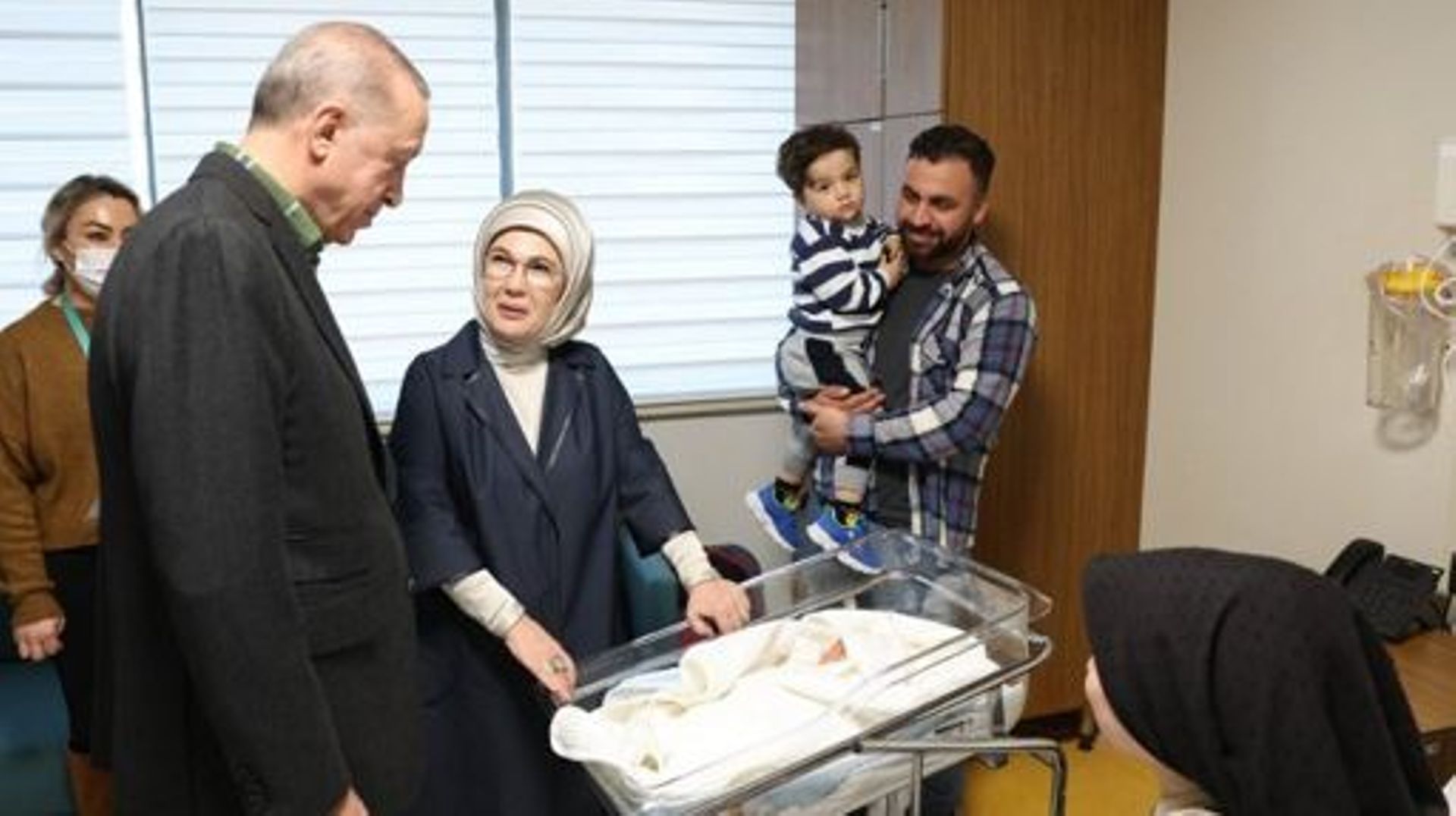 Le président turc Recep Tayyip Erdogan et son épouse Emine Erdogan  rendent visite à des personnes blessées et secourues à Basaksehir Cam et Sakura. 