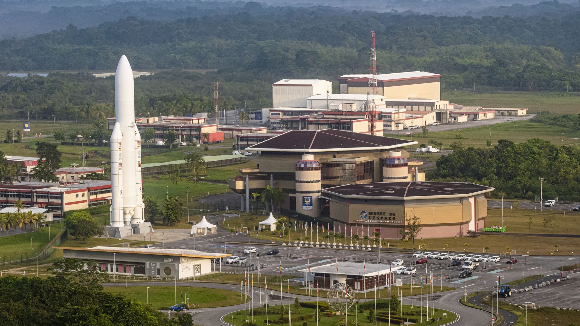 La maquette du lanceur Ariane 5 et du Centre Jupiter au Centre spatial guyanais, à Kourou, en Guyane française.