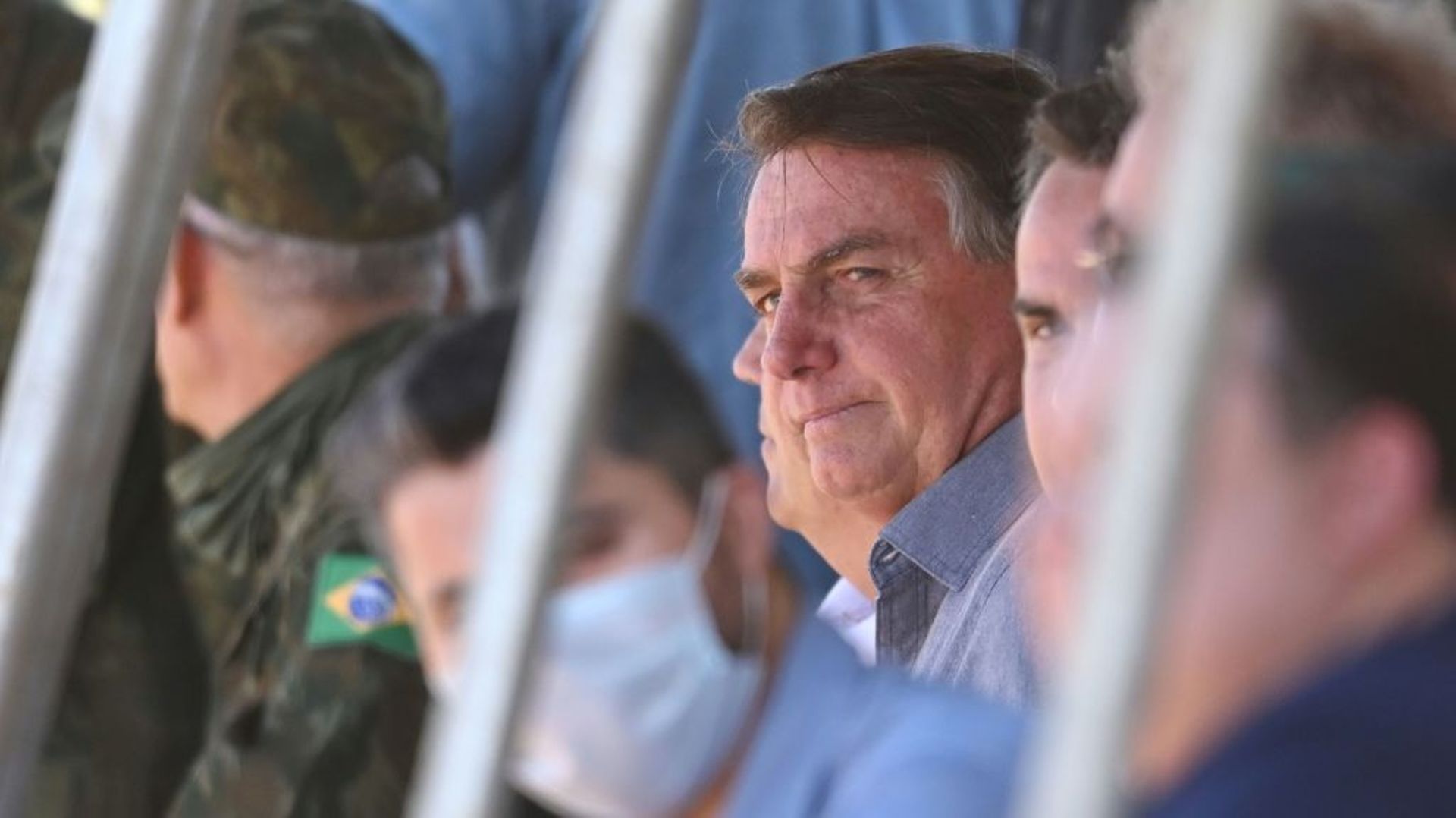 Le président brésilien Jair Bolsonaro lors d'exercices militaires dans l'Etat de Goaias le 16 août 2021
