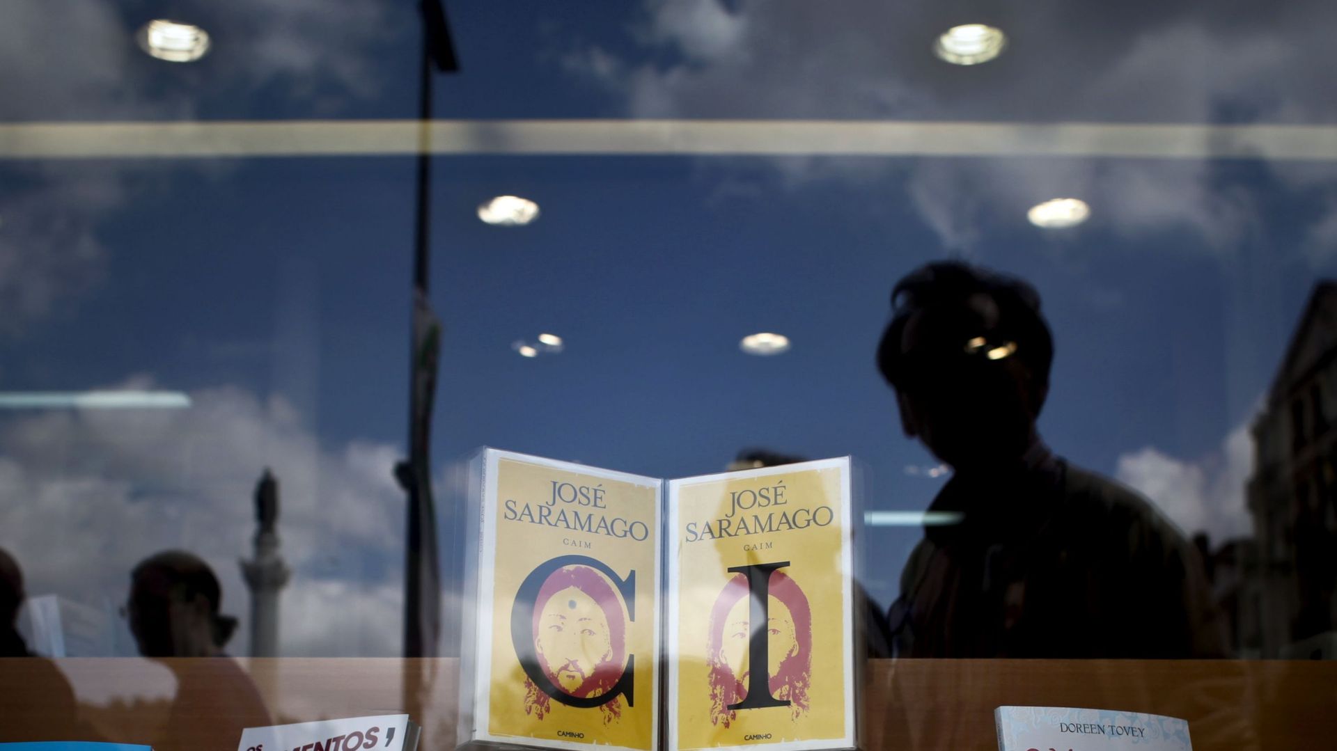 Un livre de Jose Saramago, Prix Nobel de littérature en 1998, exposé dans une vitrine en 2010 à Lisbonne
