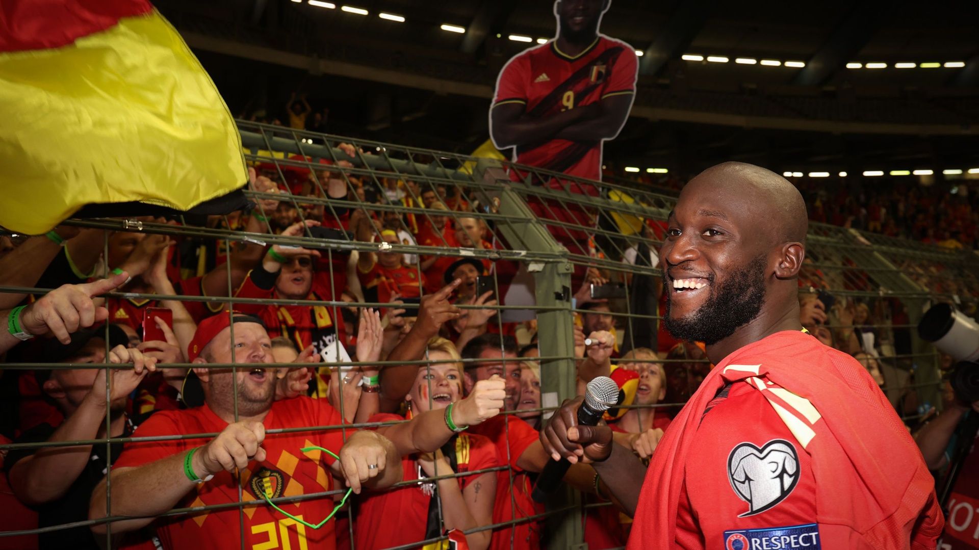 Romelu Lukaku and Red Devils&#39 ; supporters celebrate after winning a soccer game between Belgian national team Red Devils and Czech Republic,