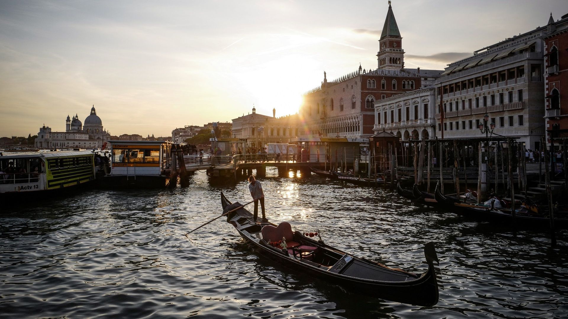 De timides signes de reprise de l'activité sont visibles cette semaine à Venise, où quelques magasins ont été autorisés à rouvrir.