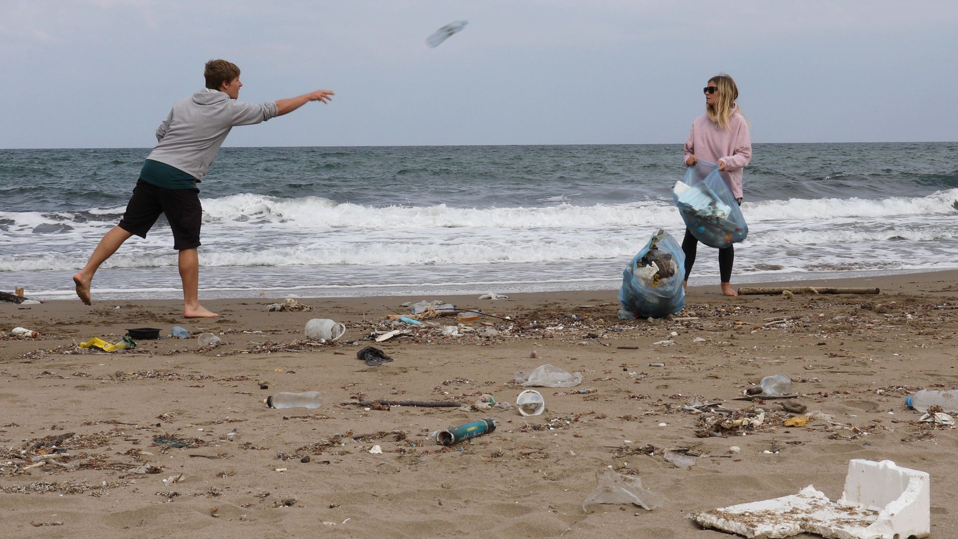 Vêtements en plastique recyclé : solution pour nettoyer la planète ou simple greenwashing  ?