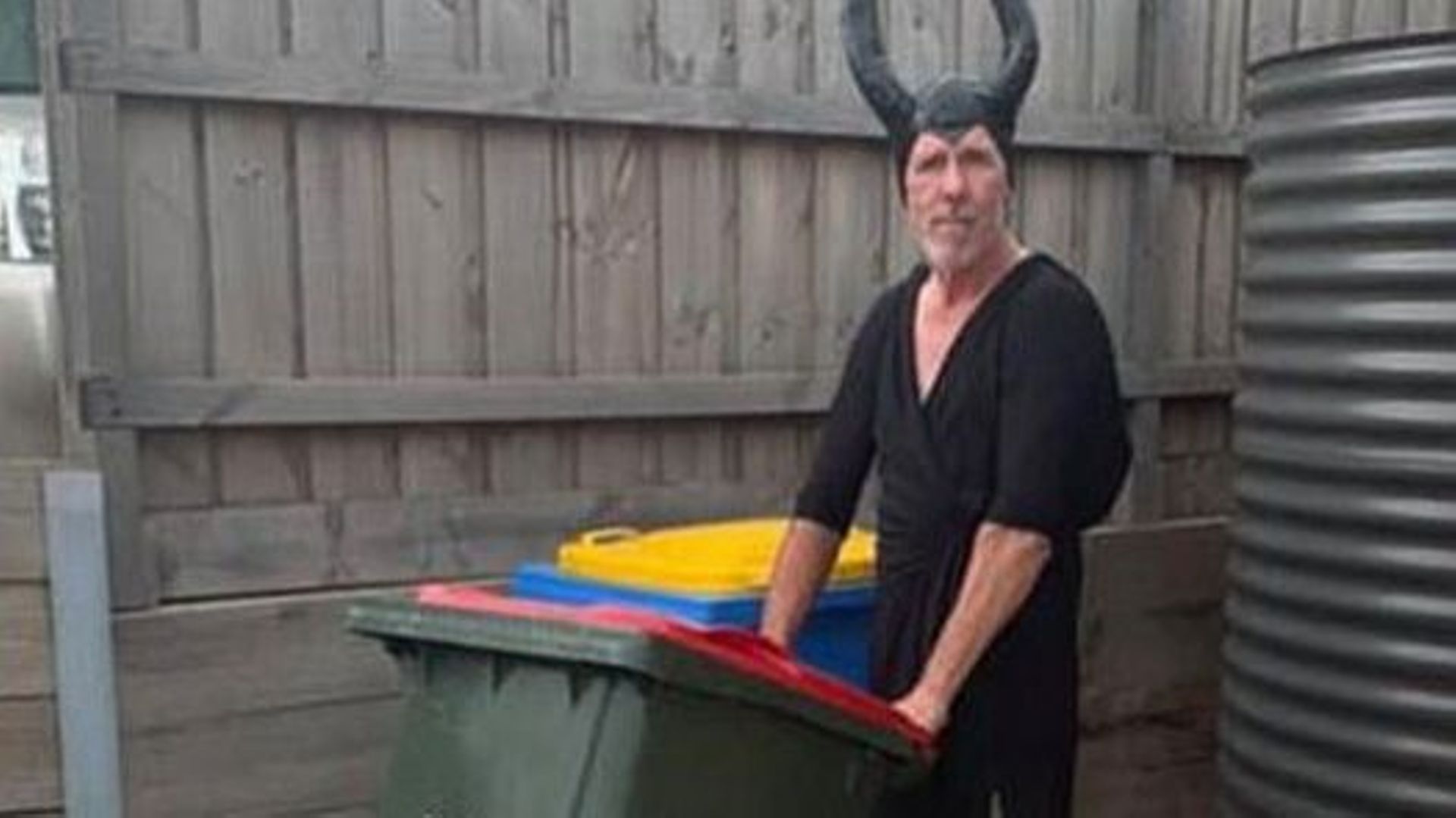 Des Australiens sortent leurs poubelles... en étant déguisés