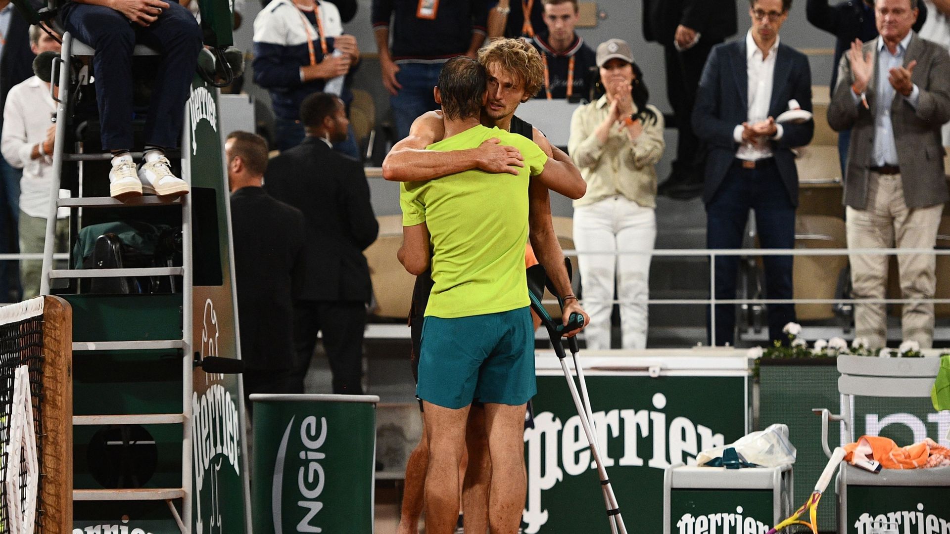 L'accolade entre Rafael Nadal et Alexander Zverev après l'abandon de l'Allemand