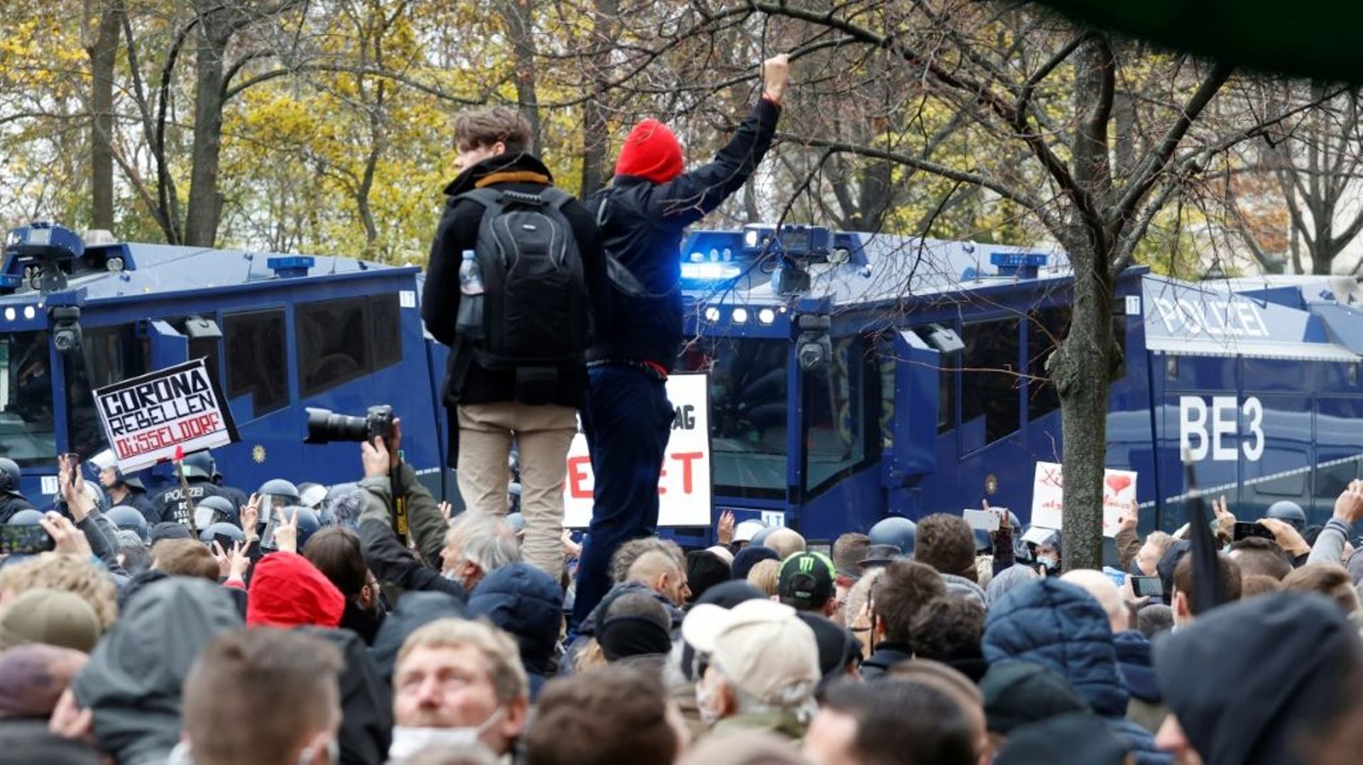 Des manifestants anti-masques près de la Porte de Brandebourg à Berlin le 18 août 2020