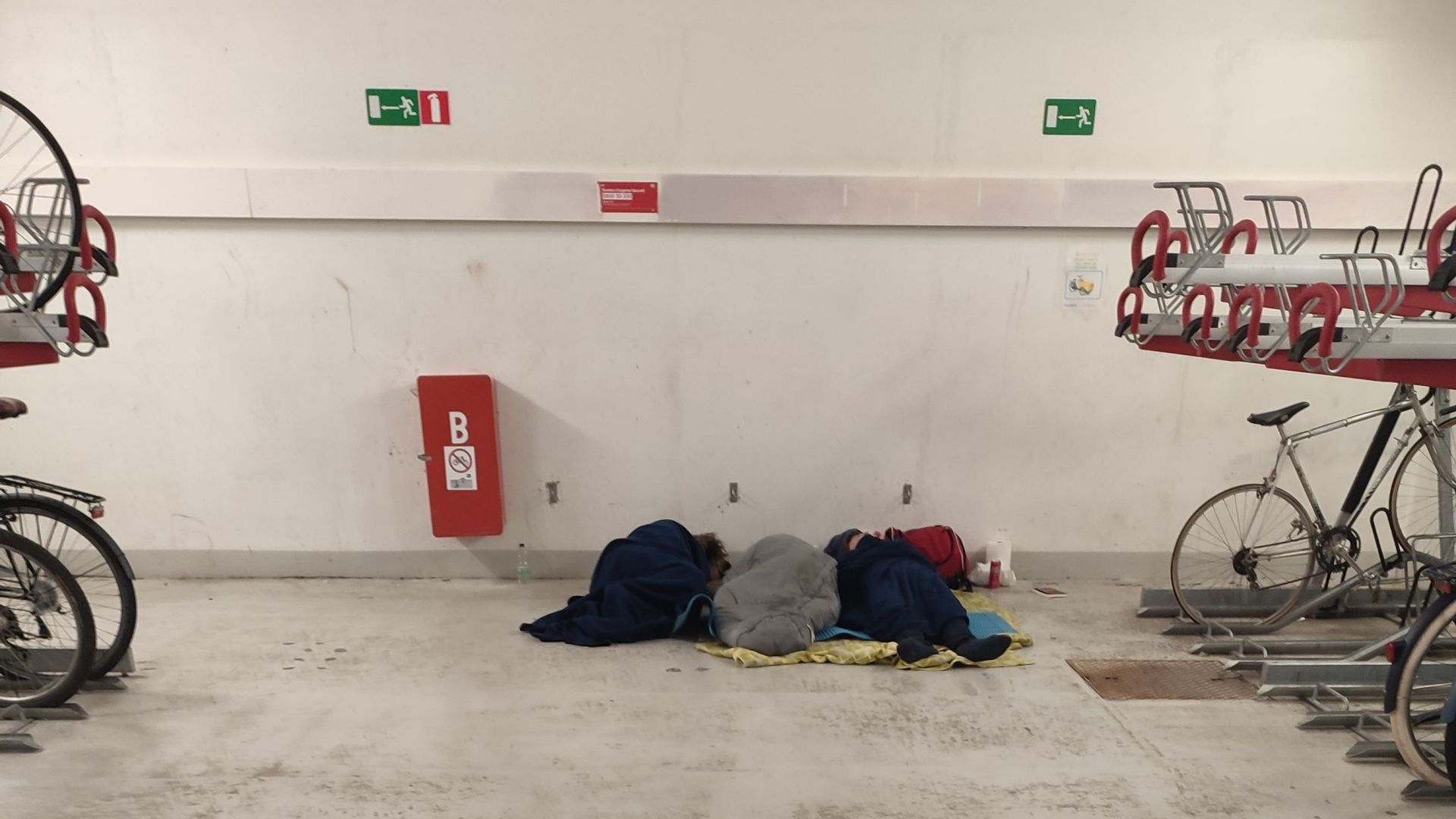 De nombreux sans-abri passent la nuit dans le parking de la Gare des Guillemins