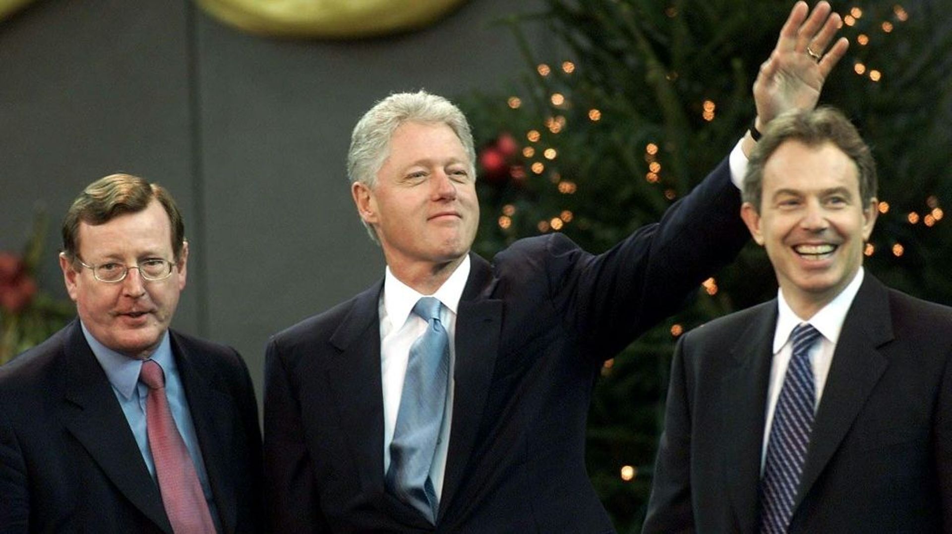 (g-d) David Trimble, Bill Clinton et Tony Blair, le 13 décembre 2000 à Belfast