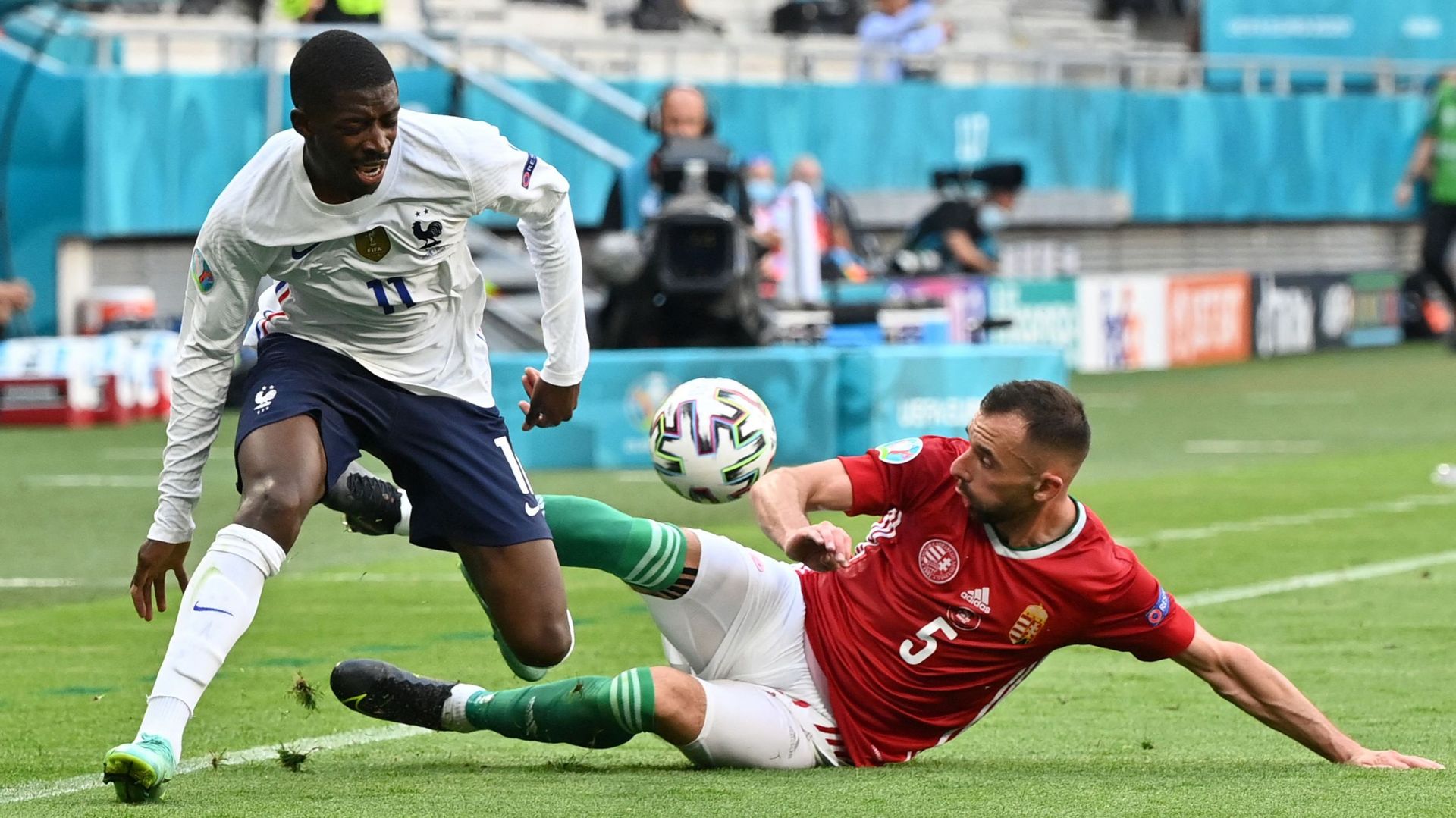 L’ailier de l’équipe de France Ousmane Dembélé, touché samedi contre la Hongrie (1-1) à l’Euro, souffre d’une "désinsertion du tendon du biceps (fémoral) au niveau du genou droit qui nécessitera un traitement chirurgical", a annoncé son club du FC Barcelo