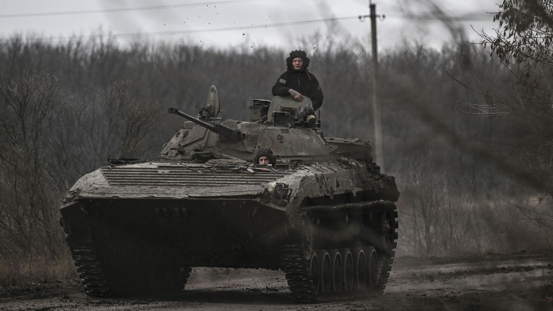Des militaires ukrainiens à bord d'un char BMP-2 se dirigent vers la ville de Bakhmut, le 11 mars 2023, lors de l'invasion de l'Ukraine par la Russie.