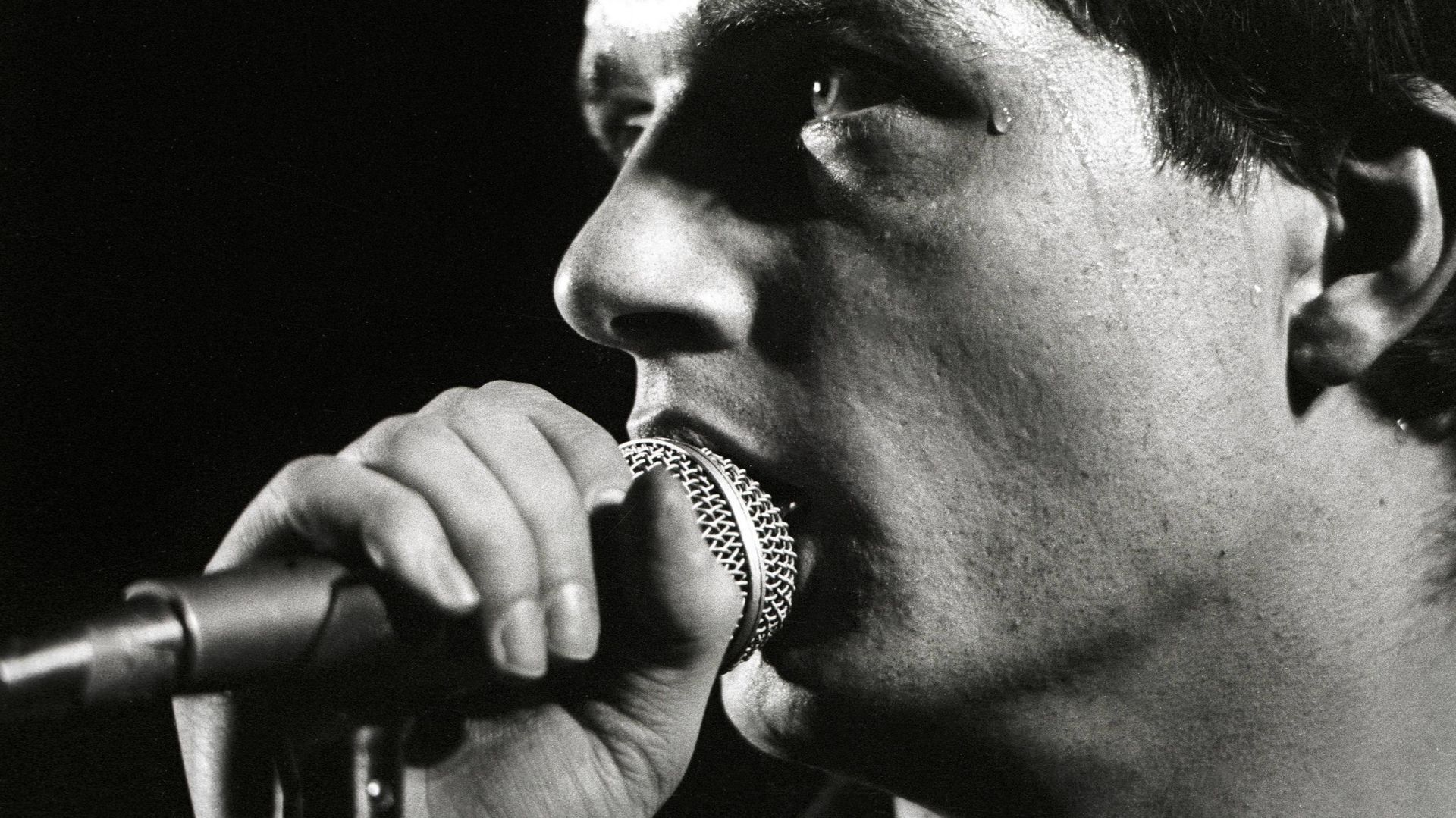 Ian Curtis : âme tourmentée et suicidaire, l’étoile filante de Joy Division