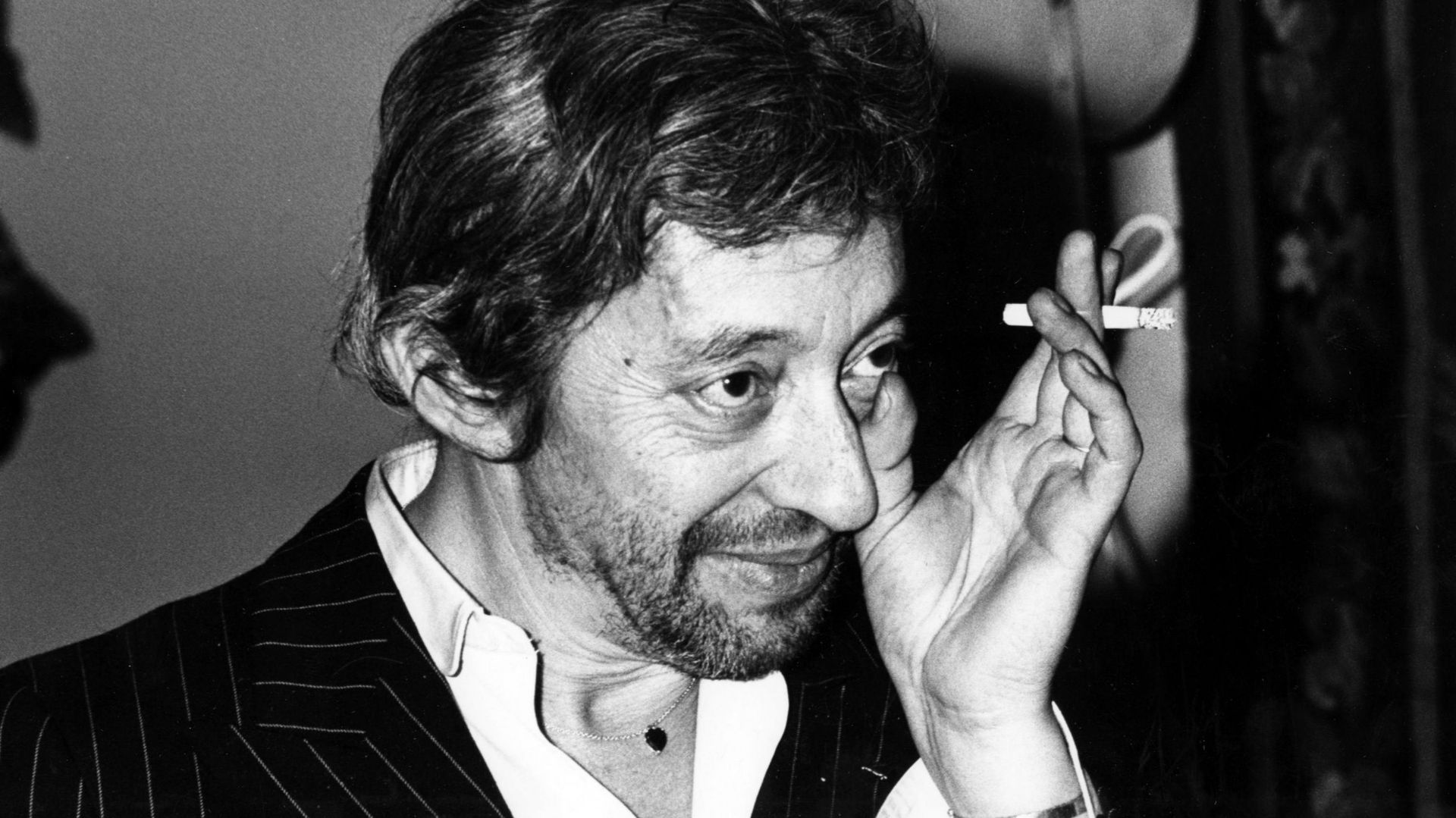Serge Gainsbourg lors de la remise de son disque d’or pour Aux Armes et cætera à Bruxelles le 13 décembre 1979.