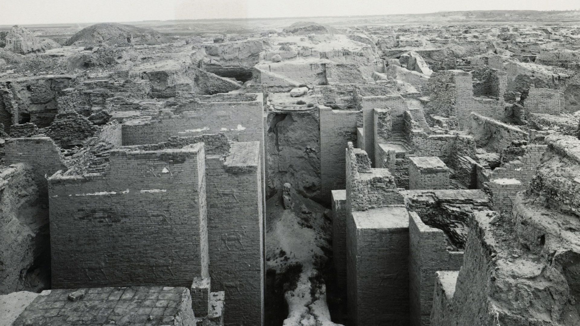 Première phase d’excavations de la Porte d’Ishtar en Irak. 20e siècle.