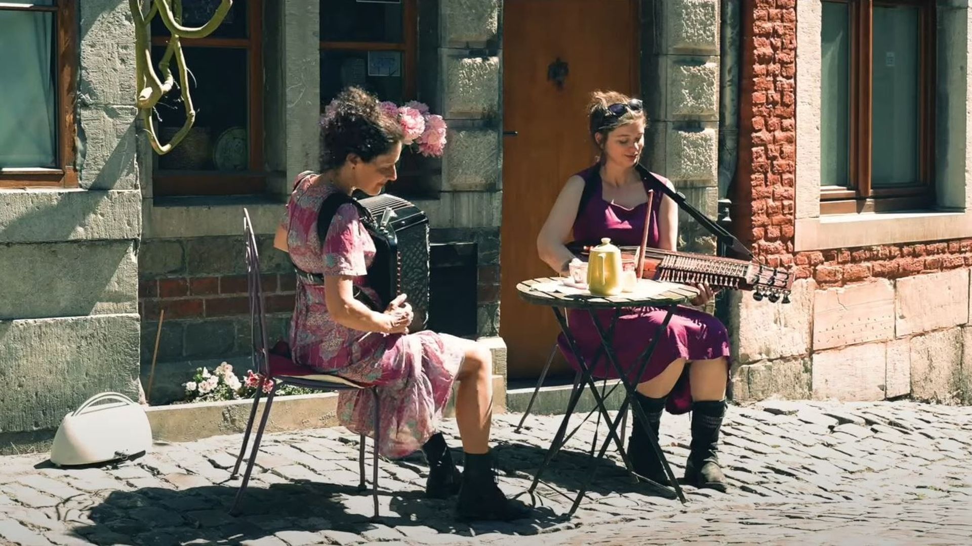 Raquel Gigot (accordéon chromatique) et Marianne Vancamp (nyckelharpa).