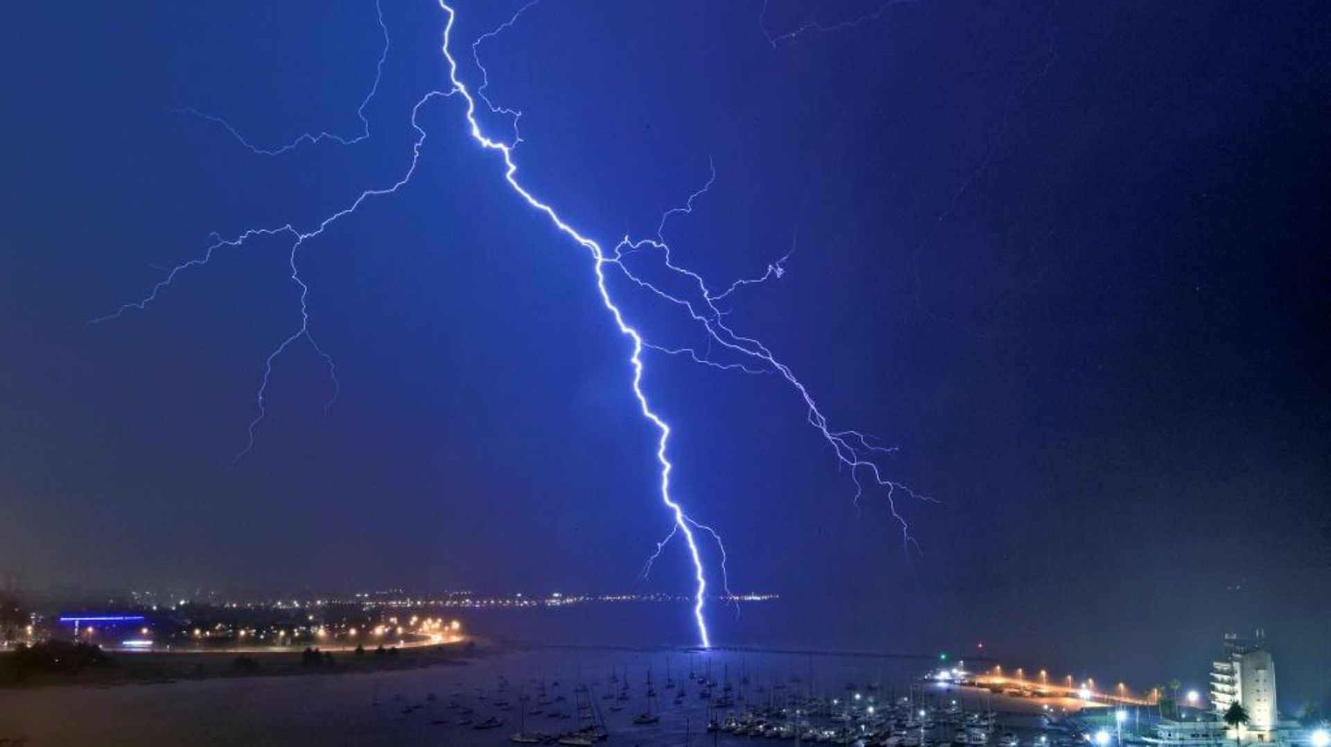 Un éclair près du port de plaisance de Montevide le 16 novembre 2021