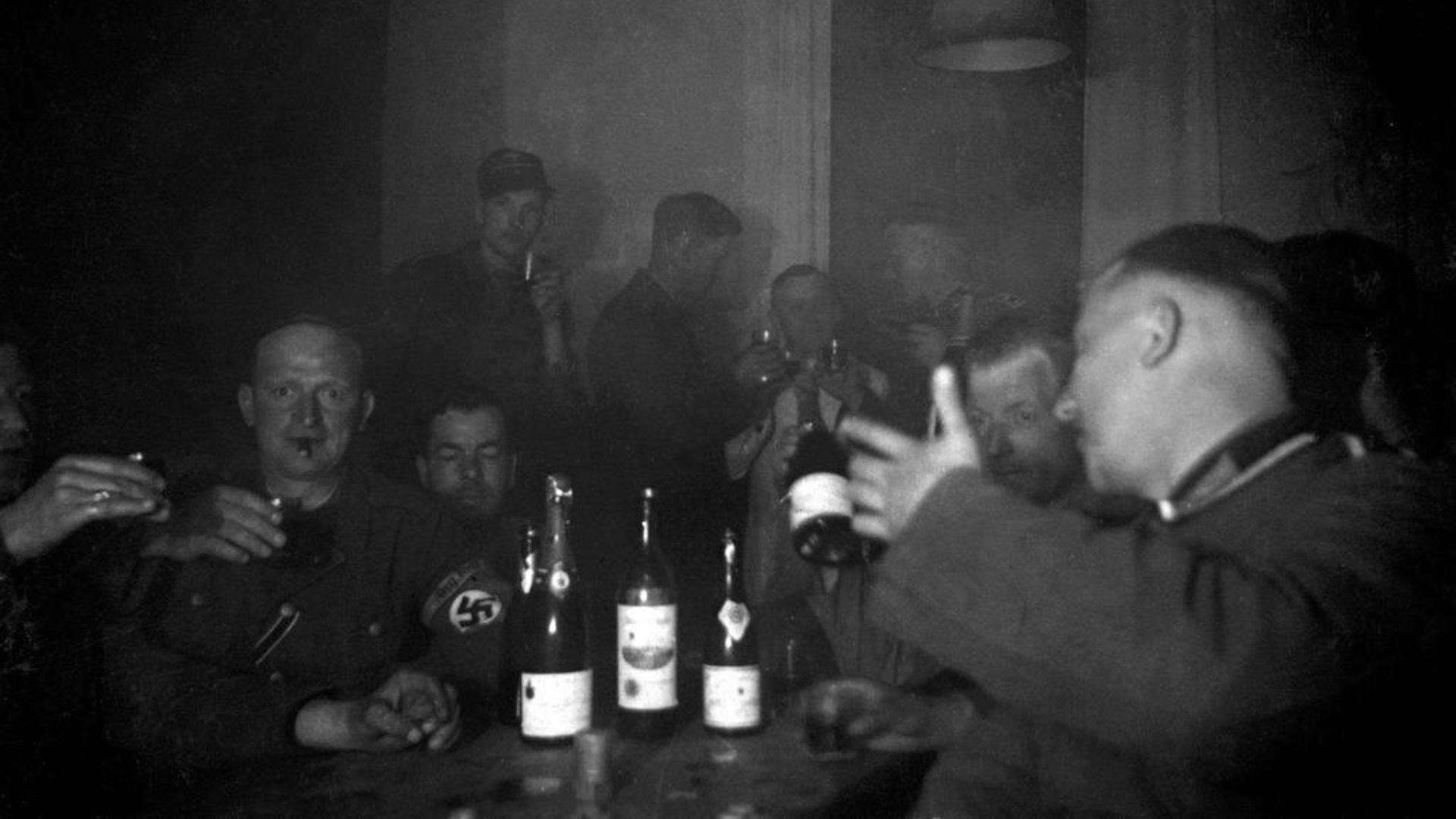 Des nazis buvant du vin pendant l’Occupation de Paris