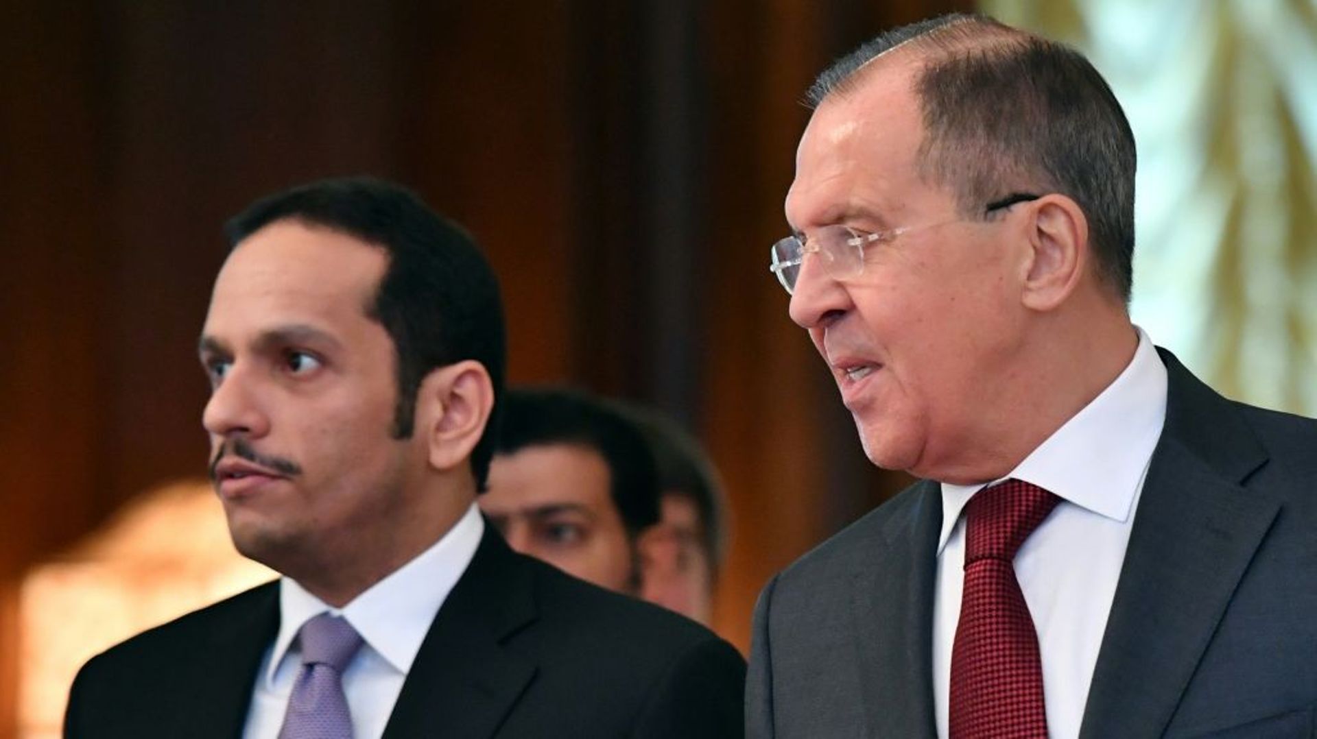 Le chef de la diplomatie russe Sergei Lavrov (D) et le ministre qatari des Affaires étrangères Mohammed bin Abdulrahman bin Jassim Al-Thani lors d'une réunion à Moscou le 10 juin 2017