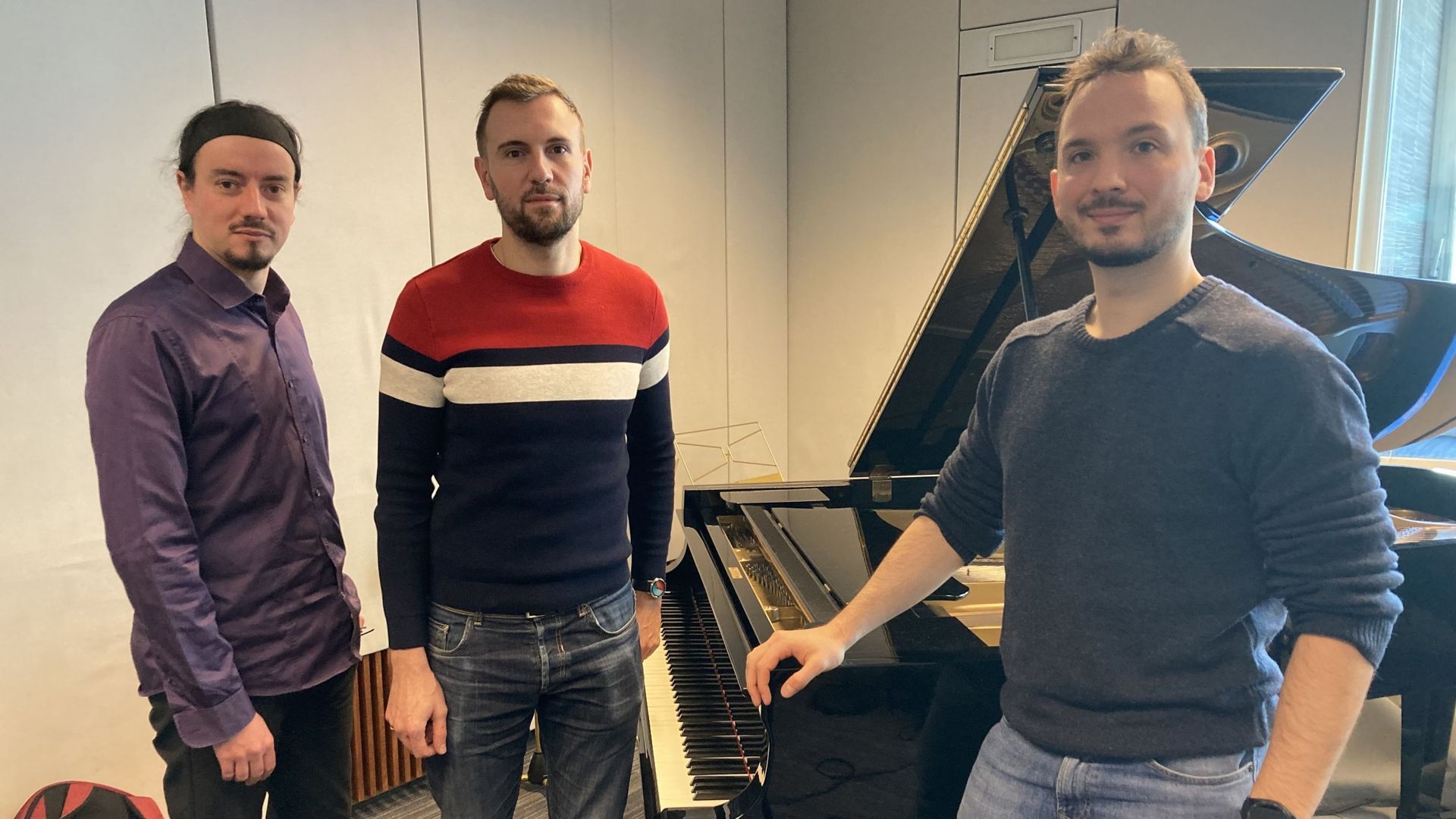 Le trio Spilliaert dans les studios de Musiq3. De gauche à droite : le violoniste Jean-Samuel Bez; le violoncelliste Guillaume Lagravière et le pianiste Gauvain de Morant