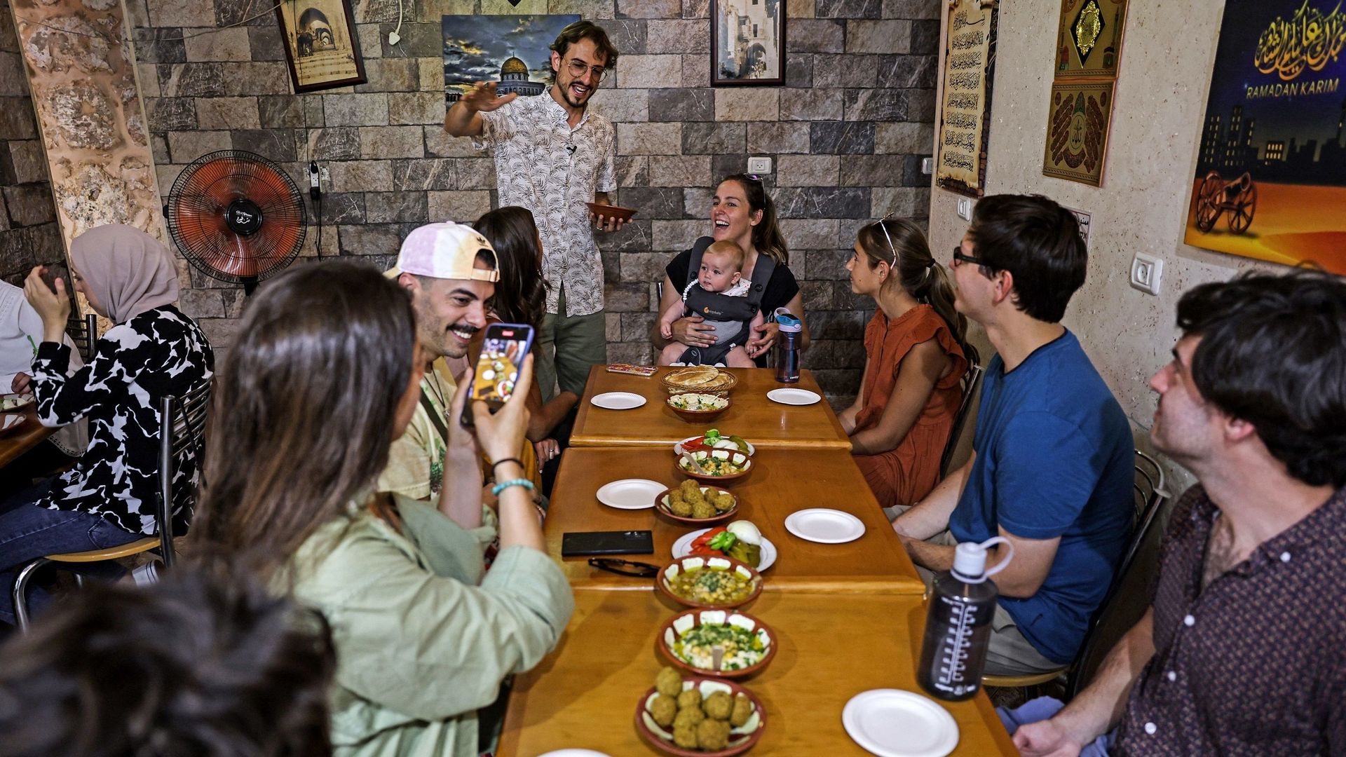 Izzeldin Bukhari organise des cours de cuisine et des visites guidées sur la gastronomie palestinienne.