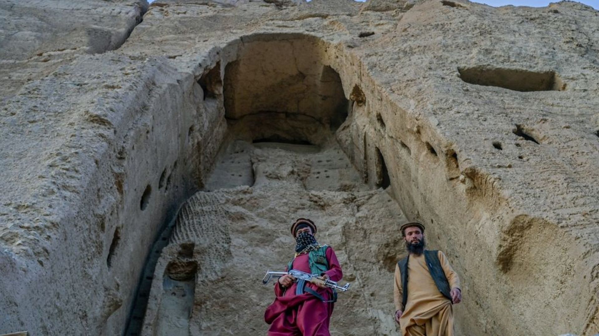 Des Talibans à l'endroit ou se tenait une statue de Bouddha détruite en 2001, à Bamiyan, le 2 octobre 2021