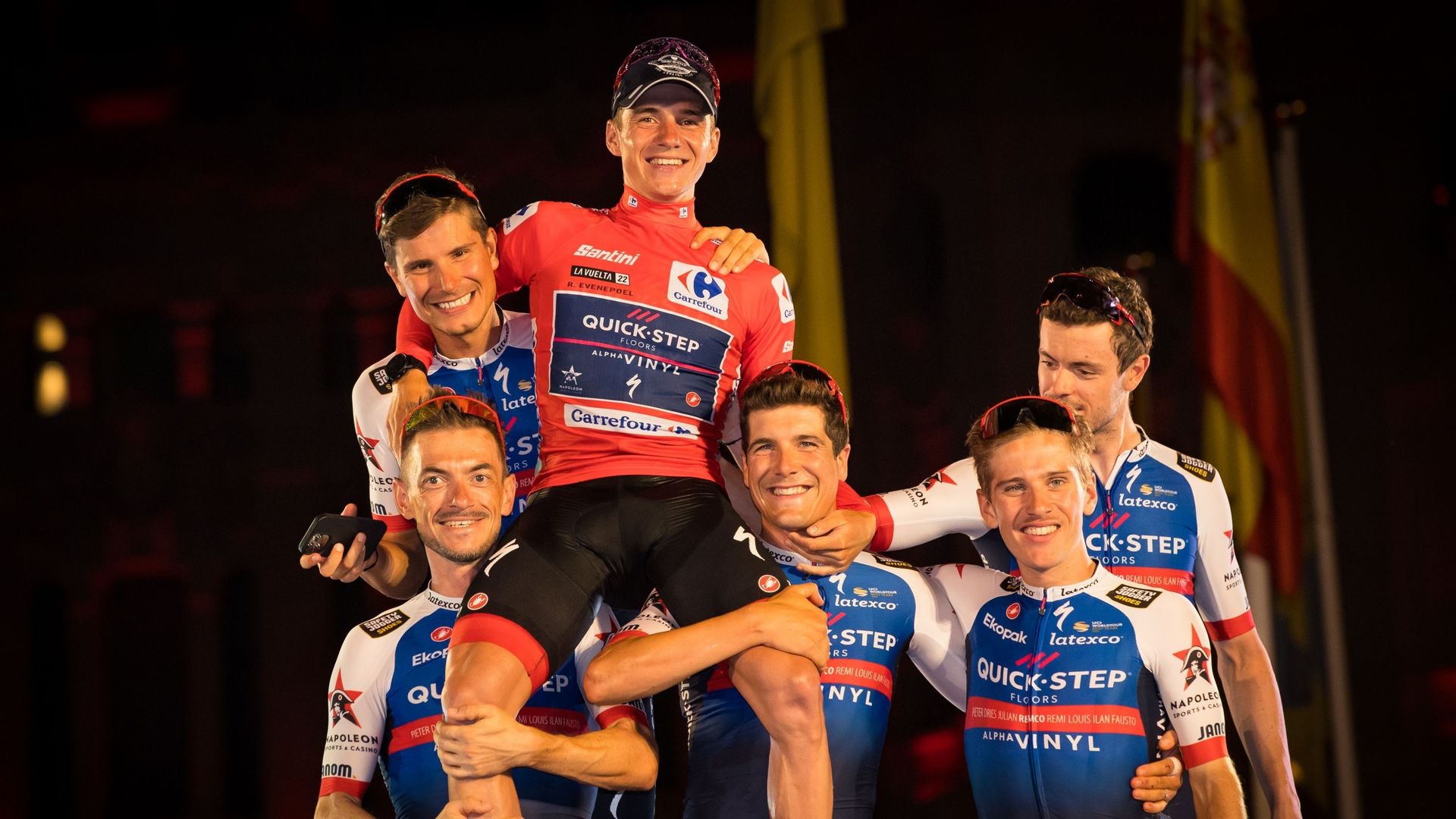 Remco Evenepoel entouré de ses équipiers au terme de la Vuelta.