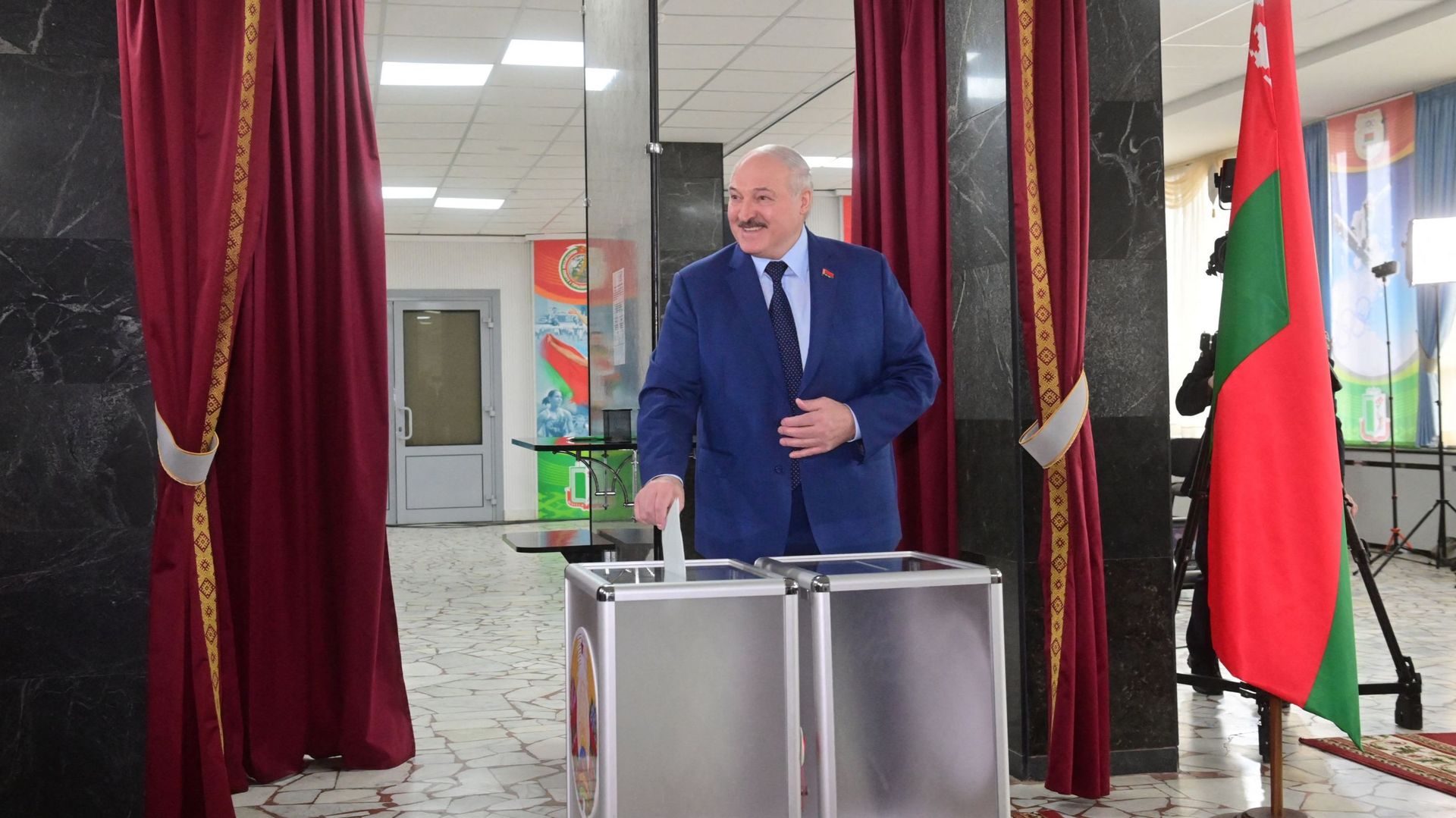 Alexander Loukachenko vote lors du référendum sur la Constitution, le 27 février 2022.