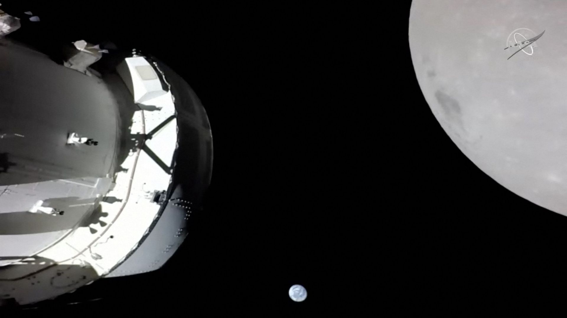 Cette image distribuée par la Nasa et publiée le 21 novembre 2022 montre une vue du vaisseau spatial, de la Terre et de la Lune capturée par une caméra située sur l’aile du panneau solaire d’Orion. Orion effectuait son survol motorisé de la Lune dans le c