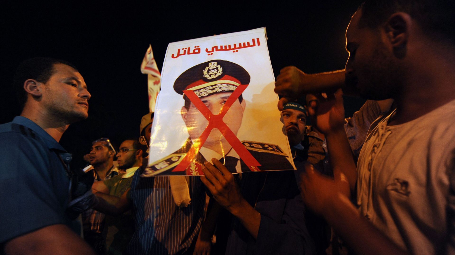 En Egypte, c'est maintenant dans des affrontements violents que s'opposent les camps opposés des pro-Morsi et des supporters de l'armée