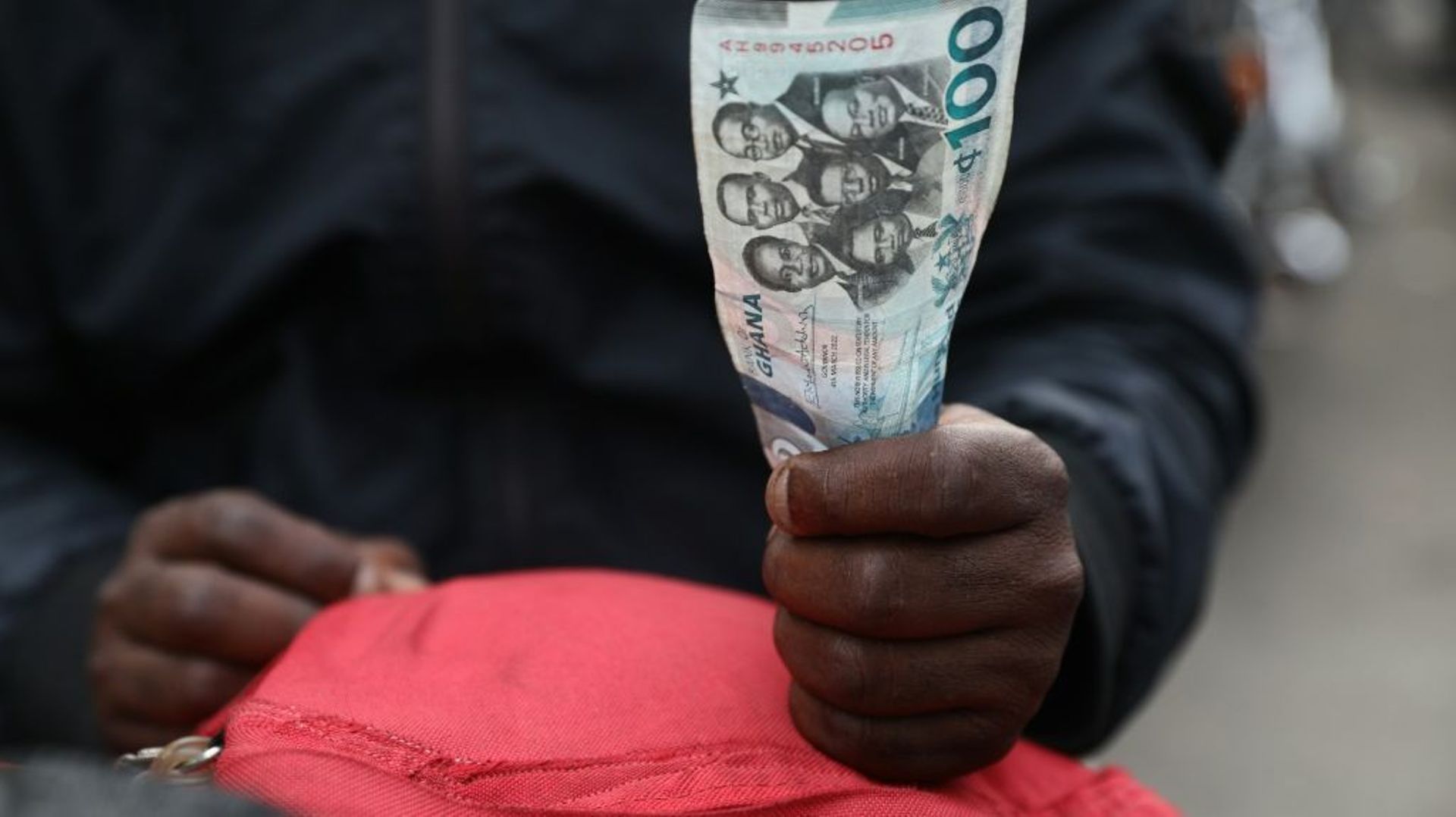 Le Ghana a annoncé lundi la suspension "provisoire" du paiement d’une partie de sa dette extérieure, dont les eurobonds, au moment où il cherche à la restructurer après un accord passé avec le Fonds monétaire international (FMI) la semaine dernière