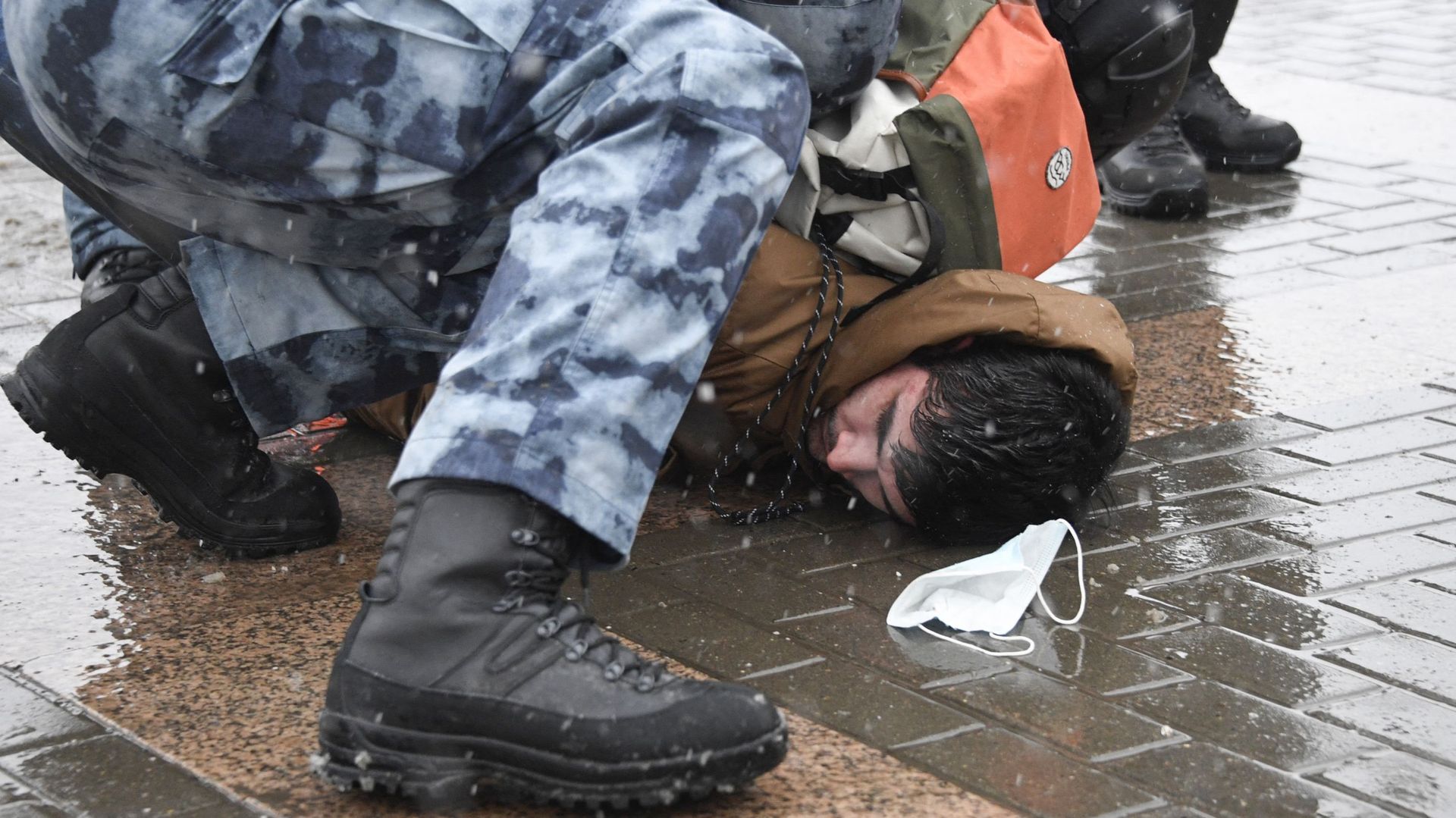 Arrestation d'une personne manifestant en soutien à l'opposant Alexei Navalny en janvier 2021