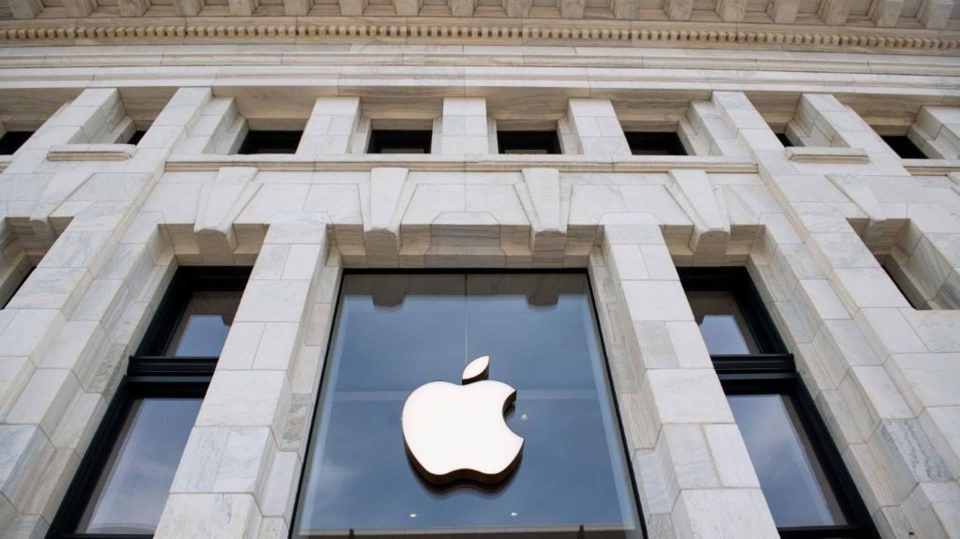 Photo d’archives montrant le logo d’Apple sur la façade d’un magasin à Washington le 29 avril 2020