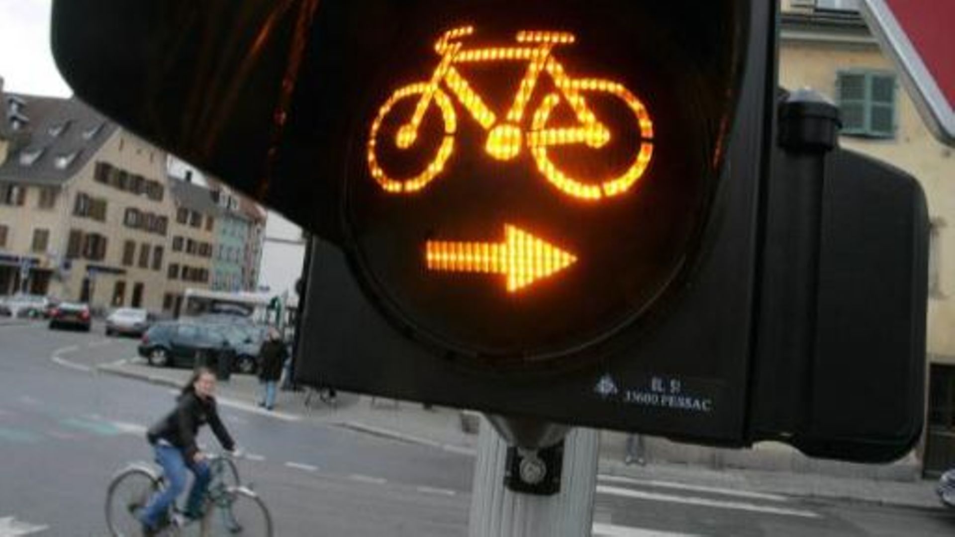 Les cyclistes pourraient bientôt traverser certains carrefours en toute légalité.