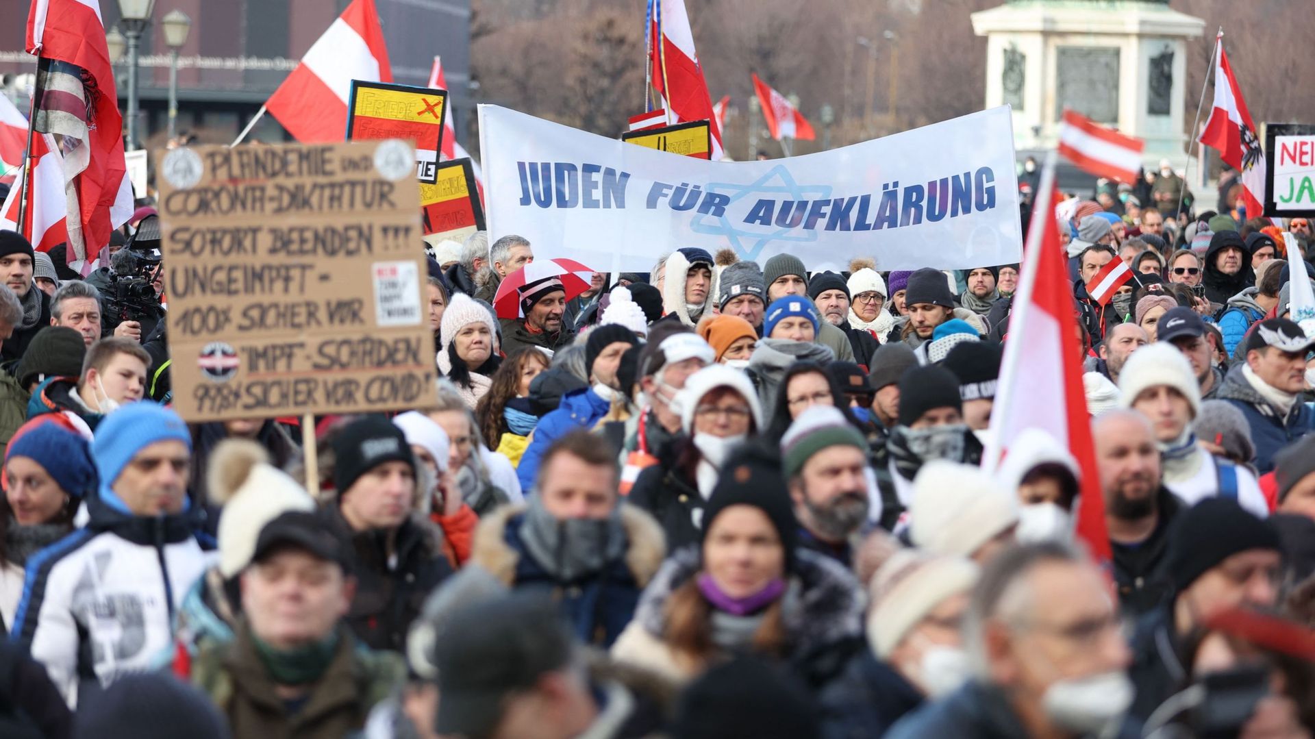 Manifestation à Vienne contre les mesures prises par le gouvernement autrichien pour limiter la propagation du coronavirus, le 8 janvier 2022.