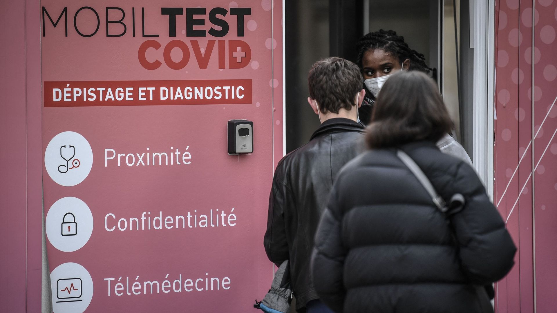 Coronavirus en France : plus de 300 000 nouvelles infections en une journée, en légère baisse par rapport à hier