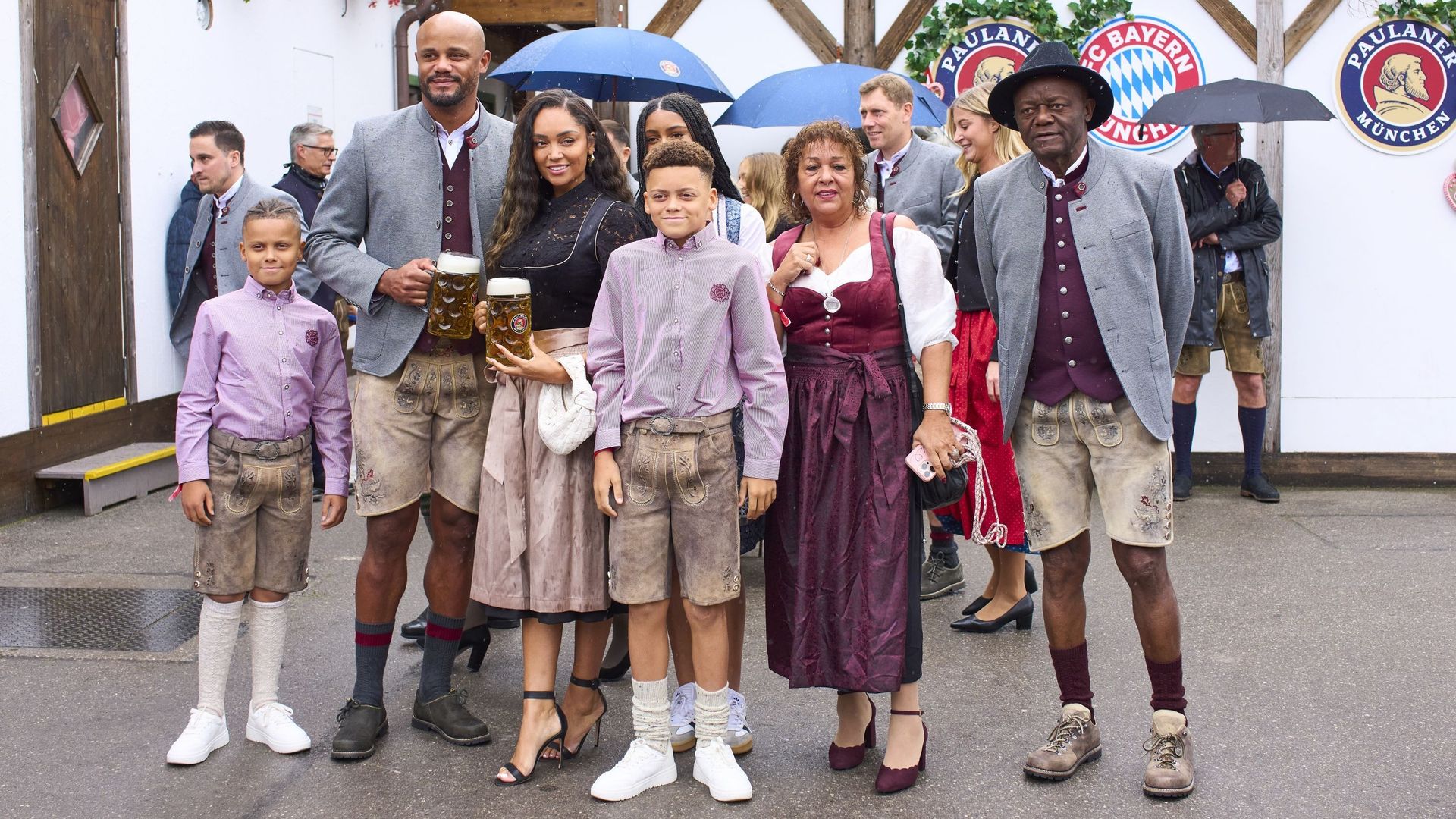 Vincent Kompany savoure son incroyable début de saison, en famille à l’Oktoberfest de Munich