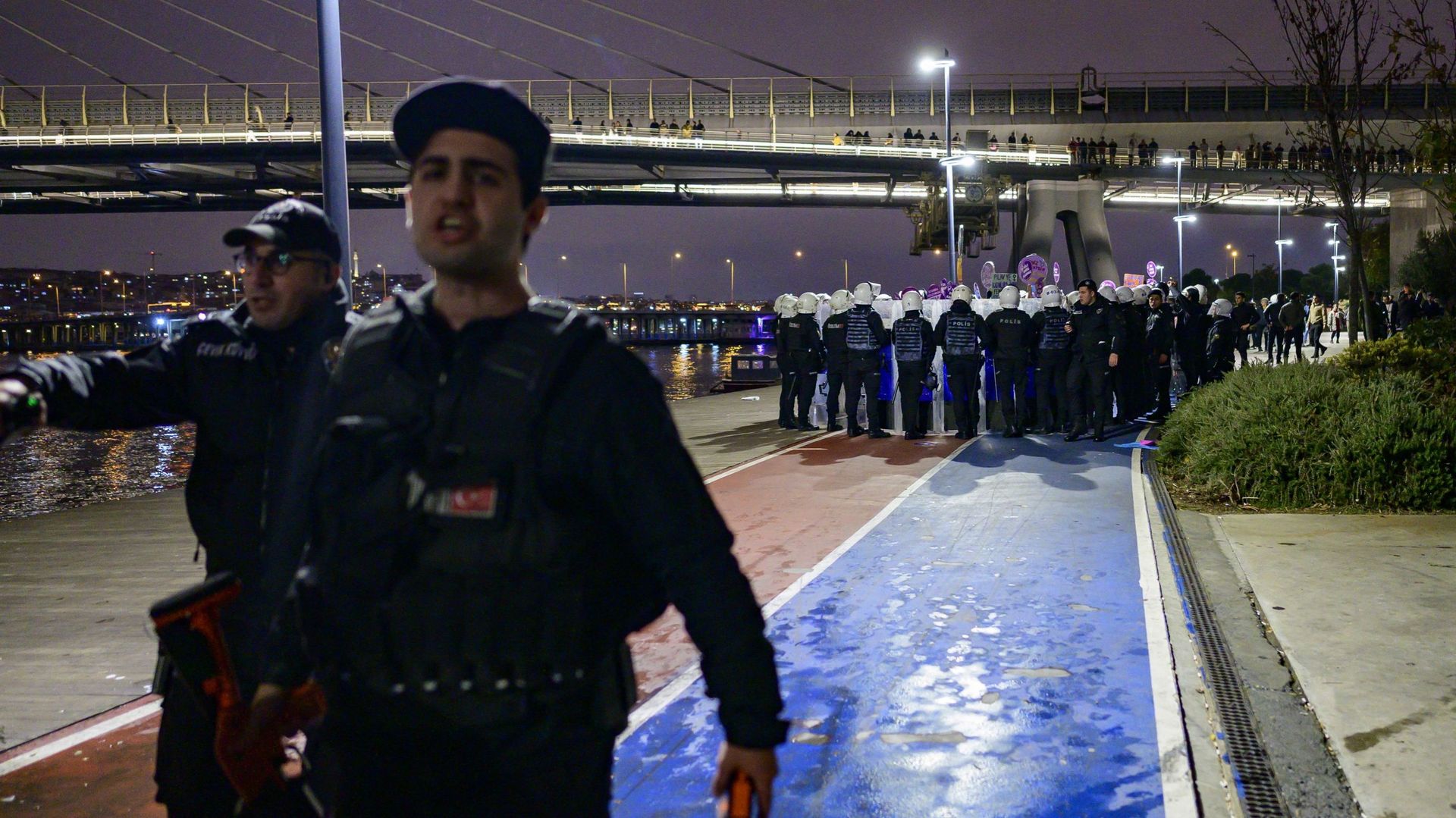La police anti-émeute turque bloque une route pour arrêter des manifestants lors d'une manifestation à l'occasion de la Journée internationale pour l'élimination de la violence à l'égard des femmes, à Istanbul, en Turquie, le 25 novembre 2022.
