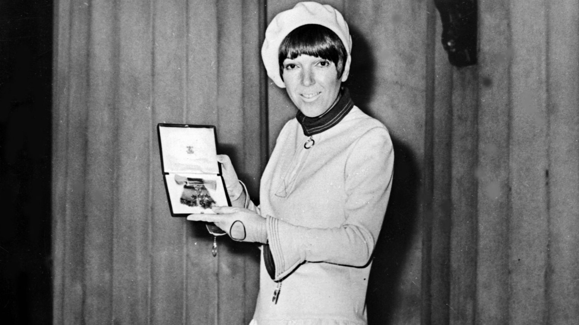 La styliste britannique Mary Quant pose avec sa médaille d'Officier de l'Ordre de l'Empire britannique (OBE) qu'elle vient de recevoir de la Reine Elizabeth II pour services rendus à l'industrie de la mode 16 novembre 1966.