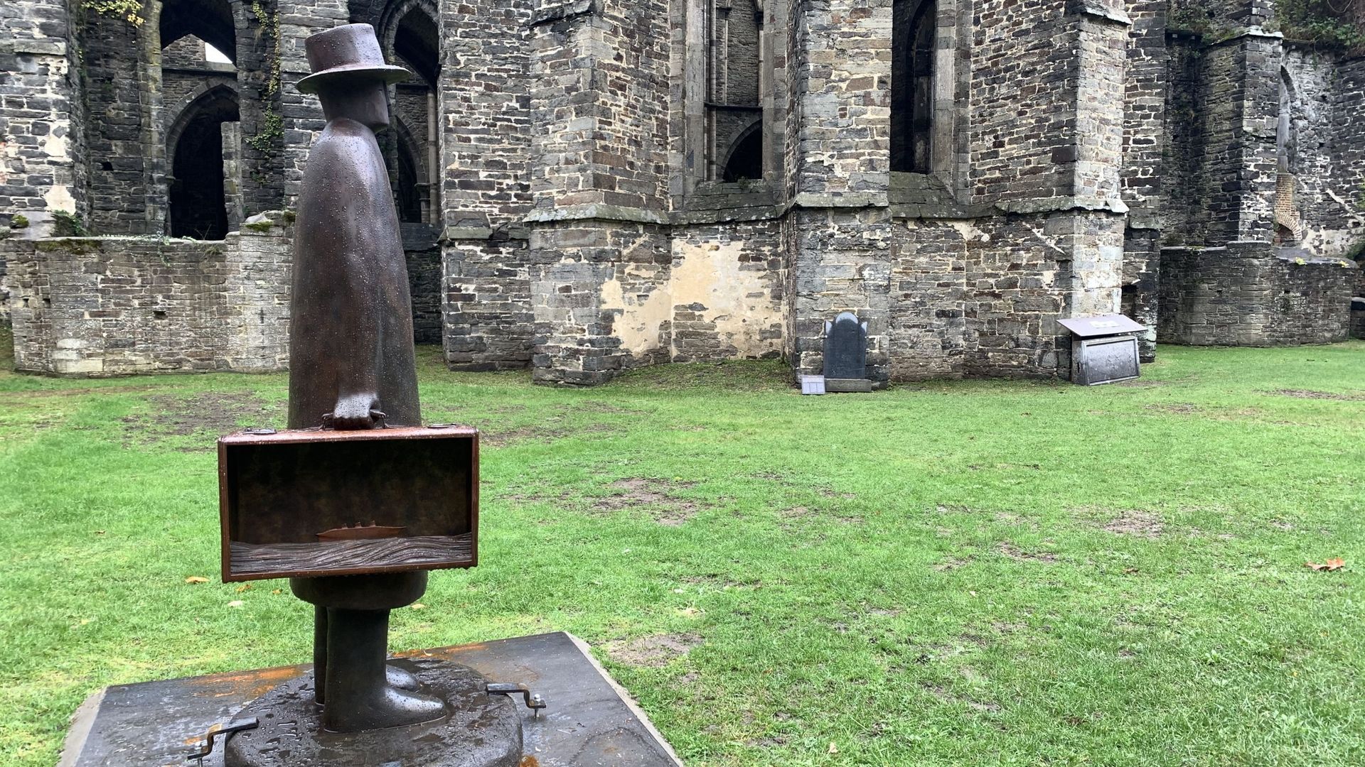 L’exposition 'Folon. Les sculptures à l’abbaye", avec des sculptures de Jean-Michel Folon à l’abbaye de Villers-la-Ville, organisée par la Fondation Folon, .