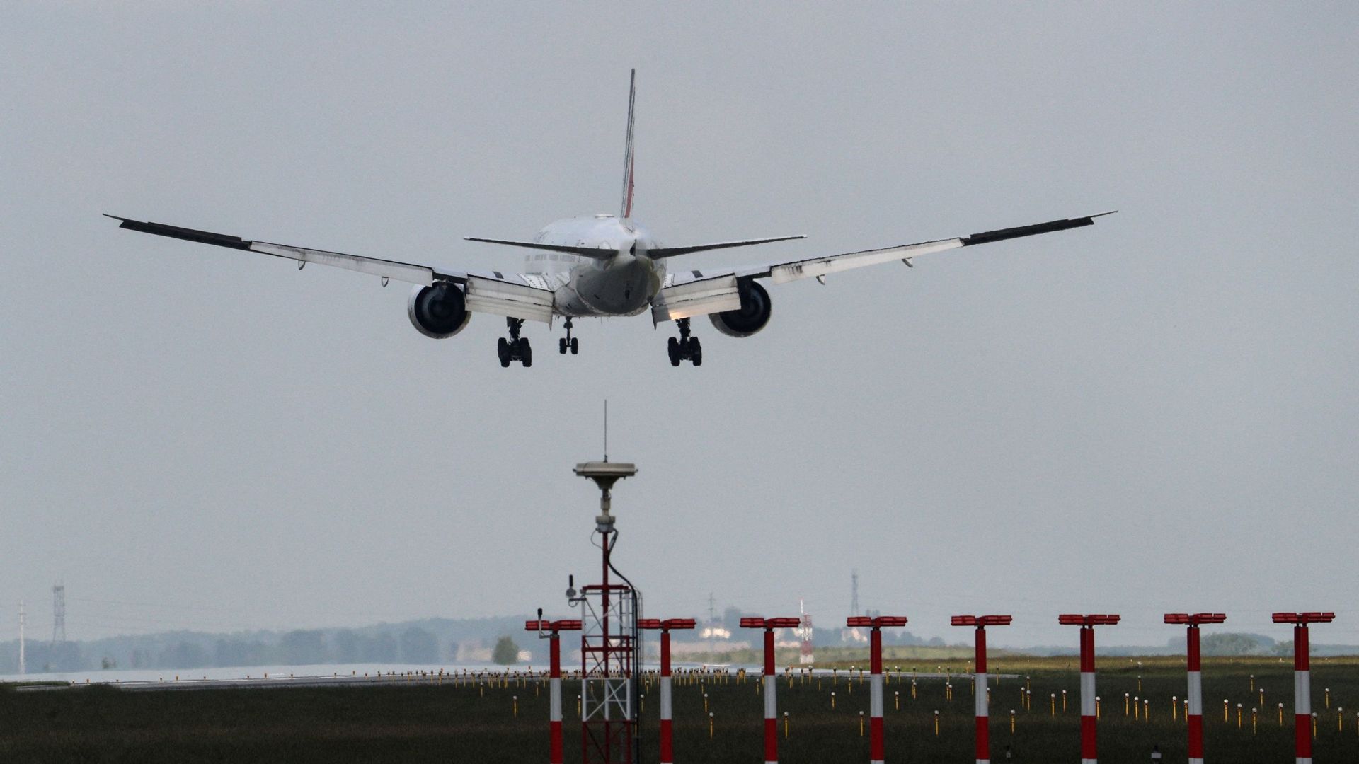 Un avion Boeing 777-300ER de la compagnie Air France-KLM arrive pour se poser sur le tarmac de l’aéroport de Roissy-Charles de Gaulle, le 3 juin 2021.