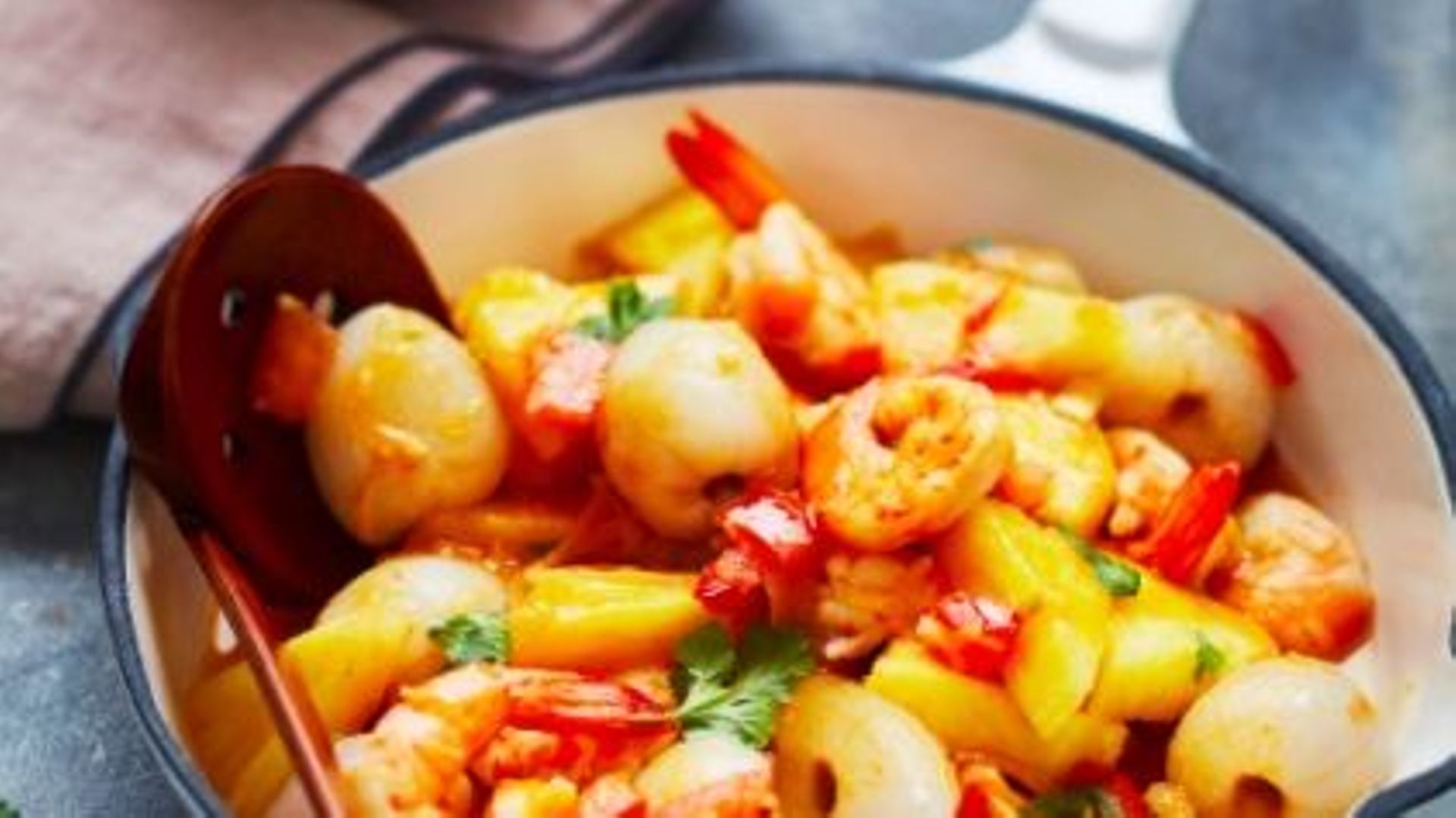 recette-wok-de-crevettes-aux-litchis-frais-et-a-l-ananas