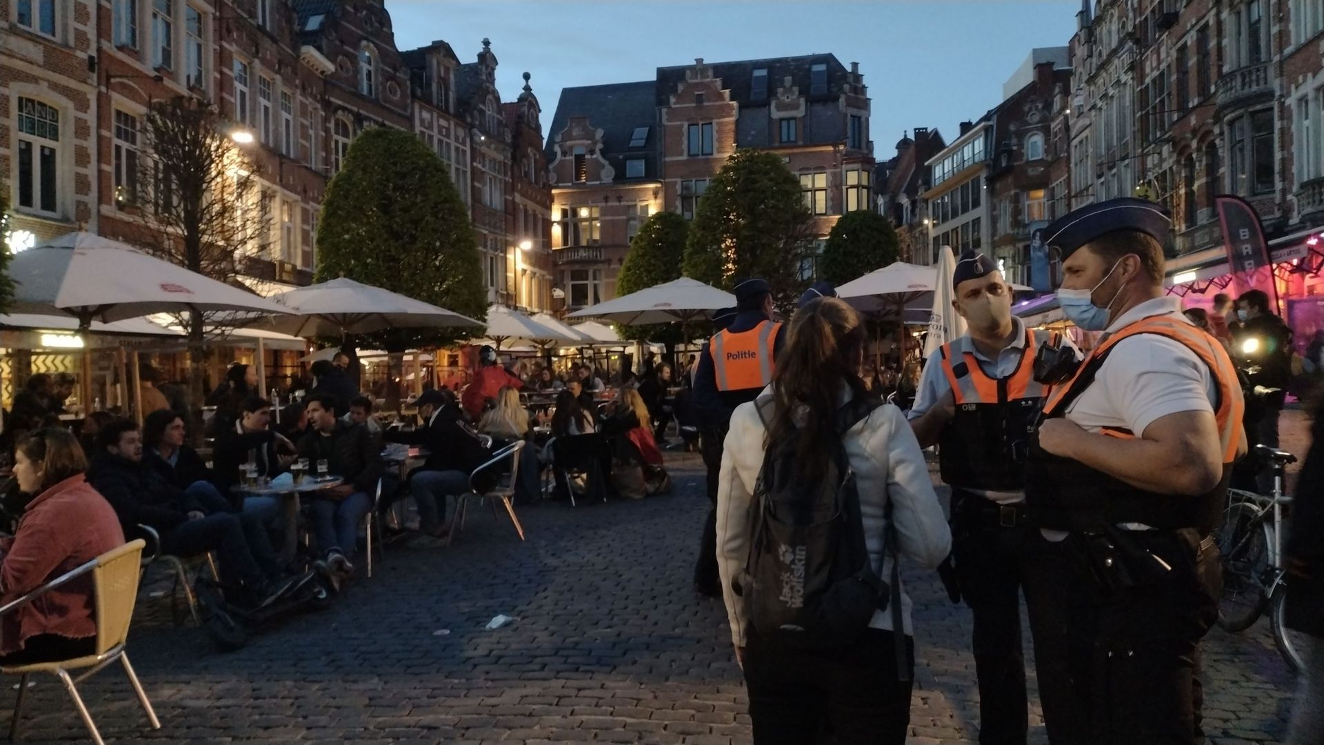 Oude Markt de Louvain vers 20 heures ce 8 mai 2021