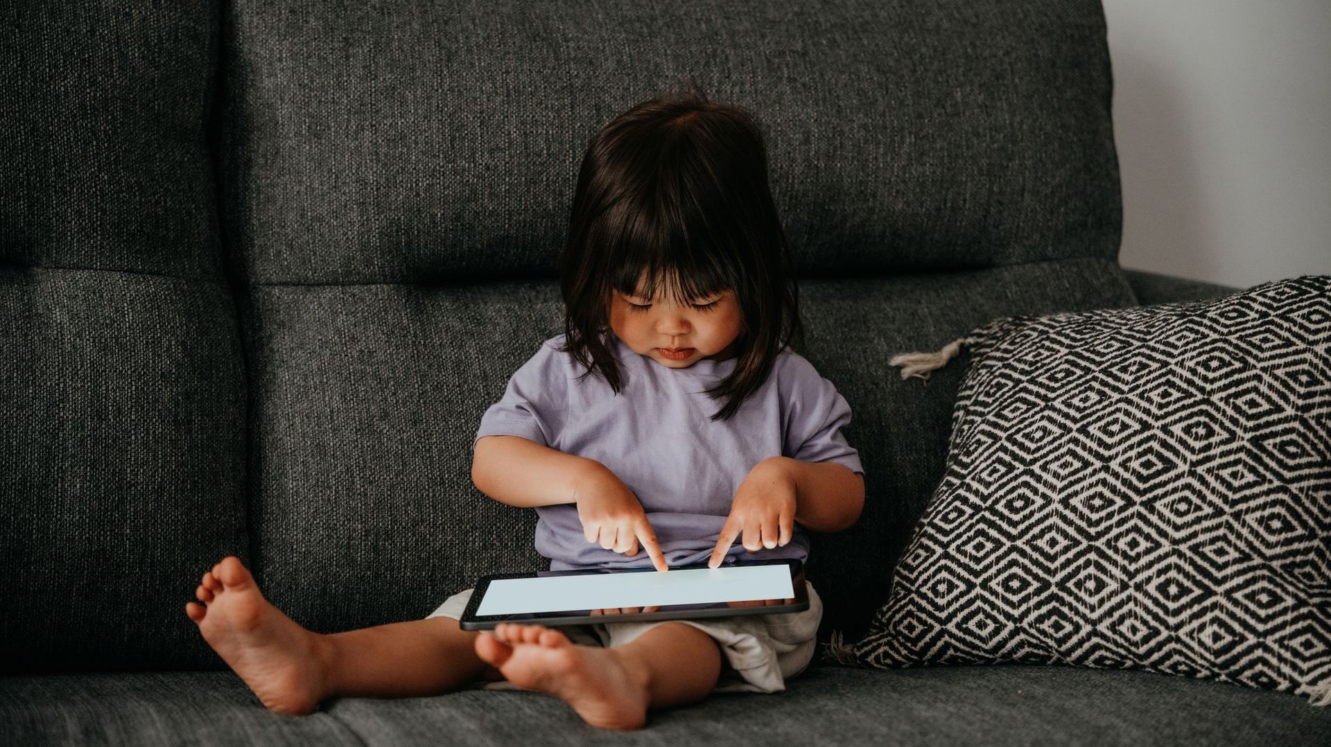 Pourquoi les enfants veulent-ils jouer mille fois au même jeu ou regarder encore et encore le même dessin animé ?